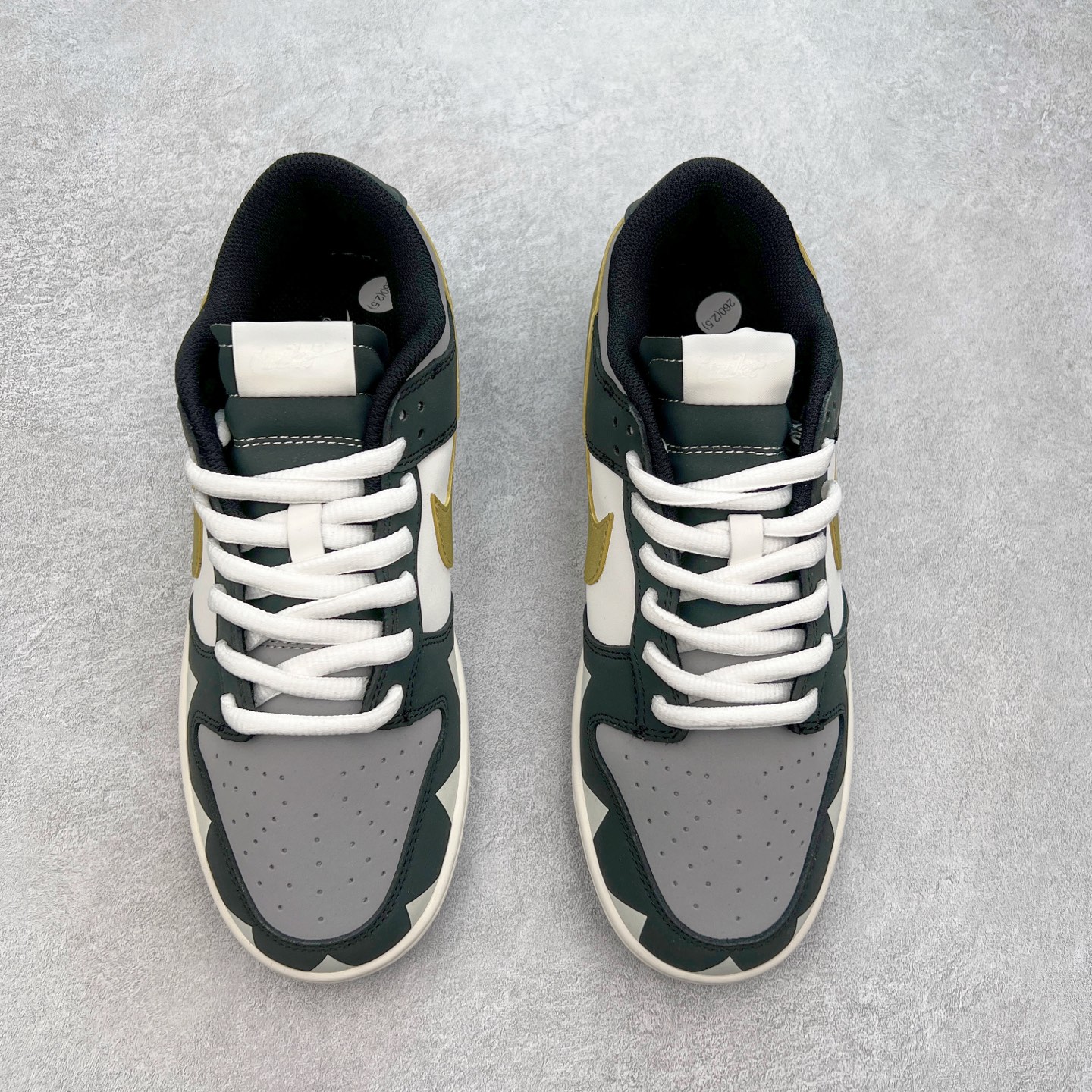 图片[2]-NK Dunk Low 定制配色 ZZ1998-003 大厂出品 极力推荐 原装头层材料 独家版型蒸餾加工帶來的是更好的视觉和脚感体验大厂纯原品质出货 清洁度 电绣工艺 皮料切割干净无任何毛边 细节完美 实拍调校N版已经零色差零失真 百分百还原实物色彩所见即所得 不存在货不对板色差等低级问题 选购参考实物拍摄 不混卖不参货 只用心做好货严格选品 承诺混一赔十 尺码：36 36.5 37.5 38 38.5 39 40 40.5 41 42 42.5 43 44 44.5 45-选品中心