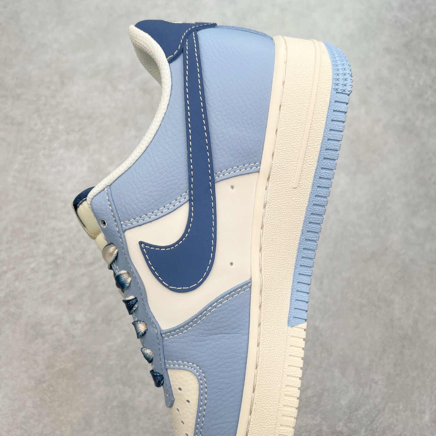 图片[7]-NK Air Force 1´07 Low 空军一号低帮百搭休闲运动板鞋 XS1958-516 柔软、弹性十足的缓震性能和出色的中底设计 横跨复古与现代的外型结合 造就出风靡全球 三十多年的Force 1 直到今天还深受青睐 实拍调校N版已经零色差零失真 百分百还原实物色彩所见即所得 不存在货不对板色差等低级问题 选购参考实物拍摄 不混卖不参货 只用心做好货严格选品 承诺混一赔十 尺码：36 36.5 37.5 38 38.5 39 40 40.5 41 42 42.5 43 44 44.5 45-选品中心