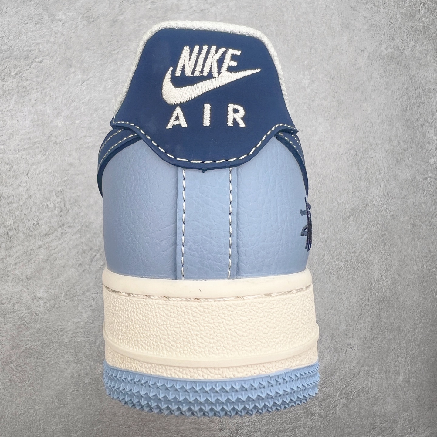 图片[8]-NK Air Force 1´07 Low 空军一号低帮百搭休闲运动板鞋 XS1958-516 柔软、弹性十足的缓震性能和出色的中底设计 横跨复古与现代的外型结合 造就出风靡全球 三十多年的Force 1 直到今天还深受青睐 实拍调校N版已经零色差零失真 百分百还原实物色彩所见即所得 不存在货不对板色差等低级问题 选购参考实物拍摄 不混卖不参货 只用心做好货严格选品 承诺混一赔十 尺码：36 36.5 37.5 38 38.5 39 40 40.5 41 42 42.5 43 44 44.5 45-选品中心