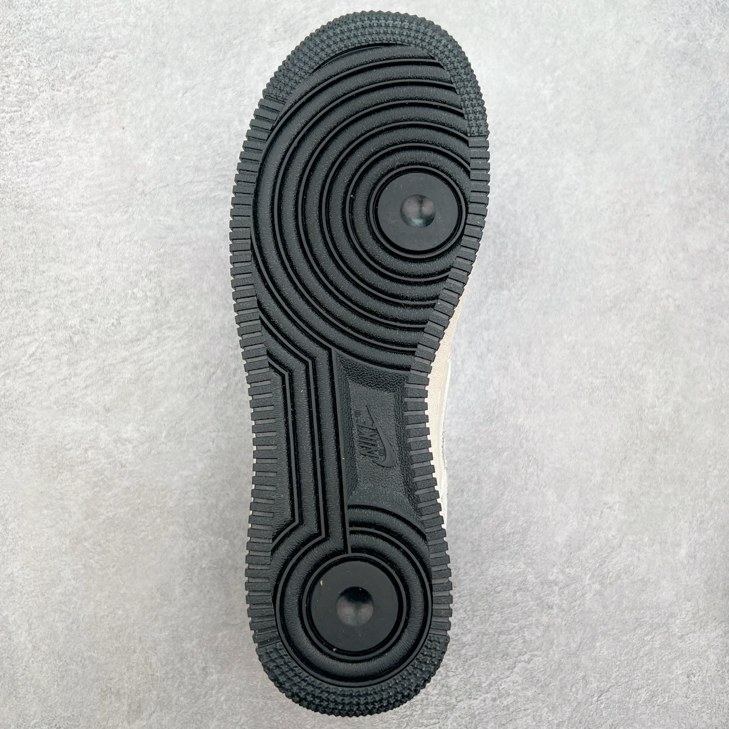 图片[9]-NK Air Force 1´07 Low 空军一号低帮百搭休闲运动板鞋 HH7518-046 柔软、弹性十足的缓震性能和出色的中底设计 横跨复古与现代的外型结合 造就出风靡全球 三十多年的Force 1 直到今天还深受青睐 实拍调校N版已经零色差零失真 百分百还原实物色彩所见即所得 不存在货不对板色差等低级问题 选购参考实物拍摄 不混卖不参货 只用心做好货严格选品 承诺混一赔十 尺码：36 36.5 37.5 38 38.5 39 40 40.5 41 42 42.5 43 44 44.5 45-选品中心