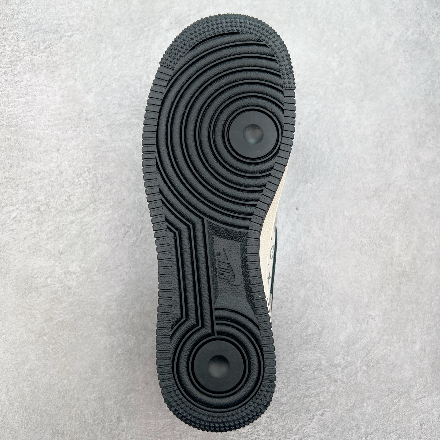 图片[9]-NK Air Force 1´07 Low 空军一号低帮百搭休闲运动板鞋 SJ9188-002 柔软、弹性十足的缓震性能和出色的中底设计 横跨复古与现代的外型结合 造就出风靡全球 三十多年的Force 1 直到今天还深受青睐 实拍调校N版已经零色差零失真 百分百还原实物色彩所见即所得 不存在货不对板色差等低级问题 选购参考实物拍摄 不混卖不参货 只用心做好货严格选品 承诺混一赔十 尺码：36 36.5 37.5 38 38.5 39 40 40.5 41 42 42.5 43 44 44.5 45-选品中心