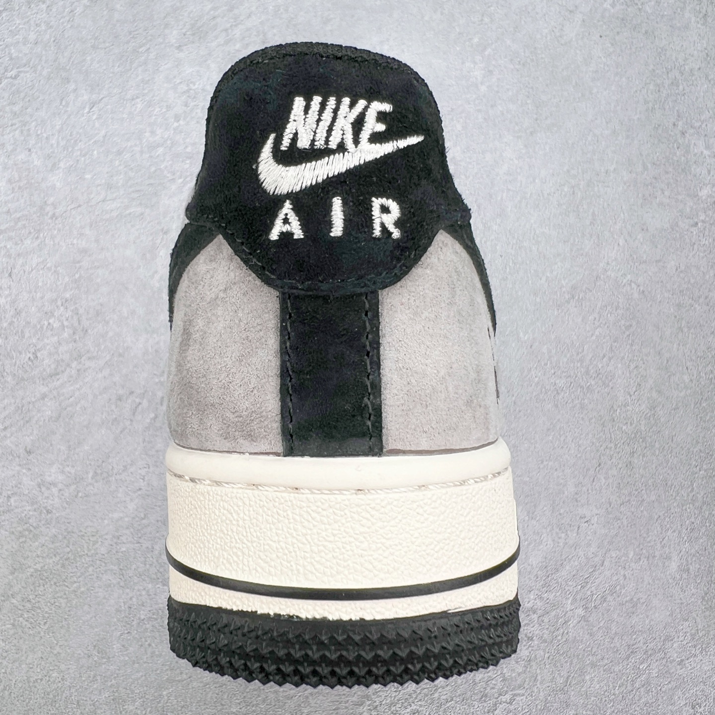 图片[8]-NK Air Force 1´07 Low 空军一号低帮百搭休闲运动板鞋 SJ9188-002 柔软、弹性十足的缓震性能和出色的中底设计 横跨复古与现代的外型结合 造就出风靡全球 三十多年的Force 1 直到今天还深受青睐 实拍调校N版已经零色差零失真 百分百还原实物色彩所见即所得 不存在货不对板色差等低级问题 选购参考实物拍摄 不混卖不参货 只用心做好货严格选品 承诺混一赔十 尺码：36 36.5 37.5 38 38.5 39 40 40.5 41 42 42.5 43 44 44.5 45-选品中心