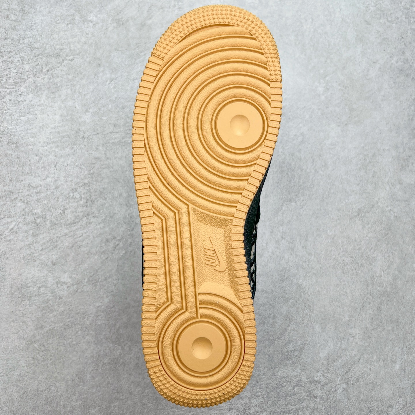 图片[9]-NK Air Force 1´07 Low 空军一号低帮百搭休闲运动板鞋 KK1988-058 柔软、弹性十足的缓震性能和出色的中底设计 横跨复古与现代的外型结合 造就出风靡全球 三十多年的Force 1 直到今天还深受青睐 实拍调校N版已经零色差零失真 百分百还原实物色彩所见即所得 不存在货不对板色差等低级问题 选购参考实物拍摄 不混卖不参货 只用心做好货严格选品 承诺混一赔十 尺码：36 36.5 37.5 38 38.5 39 40 40.5 41 42 42.5 43 44 44.5 45-选品中心