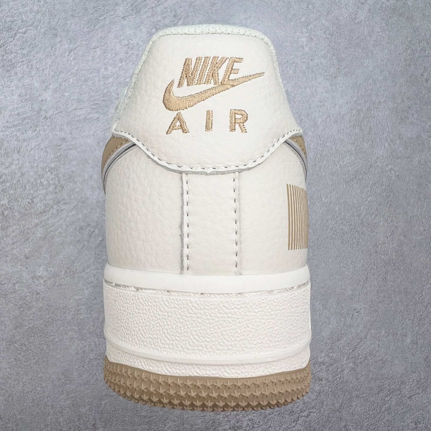 图片[8]-NK Air Force 1´07 Low 空军一号低帮百搭休闲运动板鞋 CU1836-965 柔软、弹性十足的缓震性能和出色的中底设计 横跨复古与现代的外型结合 造就出风靡全球 三十多年的Force 1 直到今天还深受青睐 实拍调校N版已经零色差零失真 百分百还原实物色彩所见即所得 不存在货不对板色差等低级问题 选购参考实物拍摄 不混卖不参货 只用心做好货严格选品 承诺混一赔十 尺码：36 36.5 37.5 38 38.5 39 40 40.5 41 42 42.5 43 44 44.5 45-选品中心