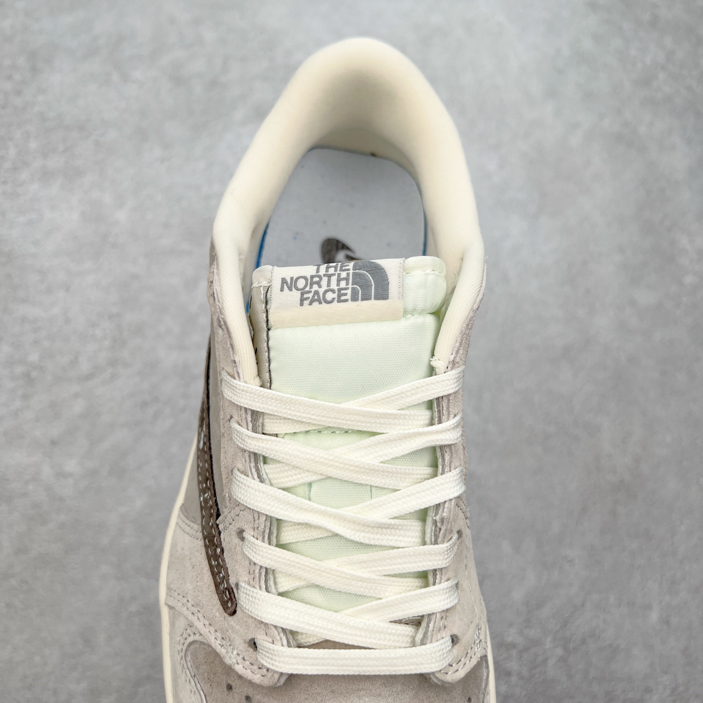 图片[5]-TS x Air Jordan AJ1 Low 倒钩低帮联名定制配色 XS2024-041 原厂内置气垫魔块 A模大底 头层小牛皮 鞋舌AJ原厂专用牛津布+AJ专用反口珍珠布+原厂无杂质高弹内里海棉+特殊封边弹力鞋带 实拍调校N版已经零色差零失真 百分百还原实物色彩所见即所得 不存在货不对板色差等低级问题 选购参考实物拍摄 不混卖不参货 只用心做好货严格选品 承诺混一赔十 尺码：36 36.5 37.5 38 38.5 39 40 40.5 41 42 42.5 43 44 44.5 45-选品中心