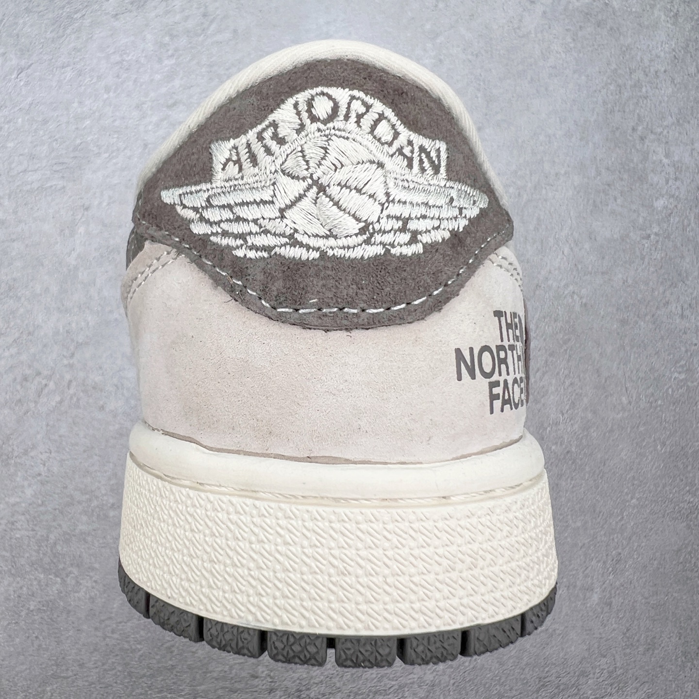 图片[8]-TS x Air Jordan AJ1 Low 倒钩低帮联名定制配色 XS2024-041 原厂内置气垫魔块 A模大底 头层小牛皮 鞋舌AJ原厂专用牛津布+AJ专用反口珍珠布+原厂无杂质高弹内里海棉+特殊封边弹力鞋带 实拍调校N版已经零色差零失真 百分百还原实物色彩所见即所得 不存在货不对板色差等低级问题 选购参考实物拍摄 不混卖不参货 只用心做好货严格选品 承诺混一赔十 尺码：36 36.5 37.5 38 38.5 39 40 40.5 41 42 42.5 43 44 44.5 45-选品中心