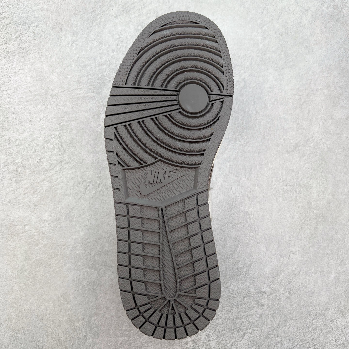 图片[9]-TS x Air Jordan AJ1 Low 倒钩低帮联名定制配色 XS2024-041 原厂内置气垫魔块 A模大底 头层小牛皮 鞋舌AJ原厂专用牛津布+AJ专用反口珍珠布+原厂无杂质高弹内里海棉+特殊封边弹力鞋带 实拍调校N版已经零色差零失真 百分百还原实物色彩所见即所得 不存在货不对板色差等低级问题 选购参考实物拍摄 不混卖不参货 只用心做好货严格选品 承诺混一赔十 尺码：36 36.5 37.5 38 38.5 39 40 40.5 41 42 42.5 43 44 44.5 45-选品中心