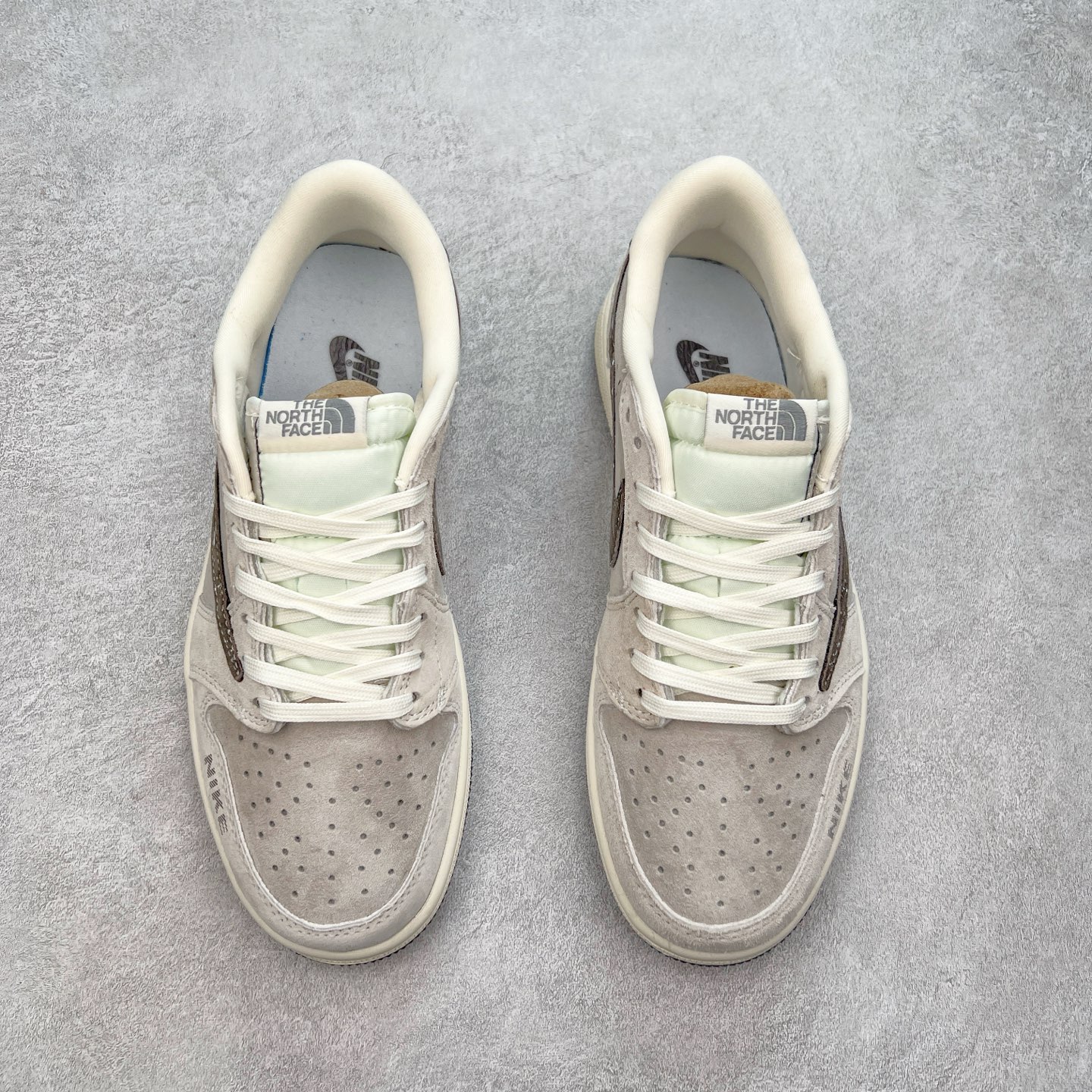 图片[2]-TS x Air Jordan AJ1 Low 倒钩低帮联名定制配色 XS2024-041 原厂内置气垫魔块 A模大底 头层小牛皮 鞋舌AJ原厂专用牛津布+AJ专用反口珍珠布+原厂无杂质高弹内里海棉+特殊封边弹力鞋带 实拍调校N版已经零色差零失真 百分百还原实物色彩所见即所得 不存在货不对板色差等低级问题 选购参考实物拍摄 不混卖不参货 只用心做好货严格选品 承诺混一赔十 尺码：36 36.5 37.5 38 38.5 39 40 40.5 41 42 42.5 43 44 44.5 45-选品中心