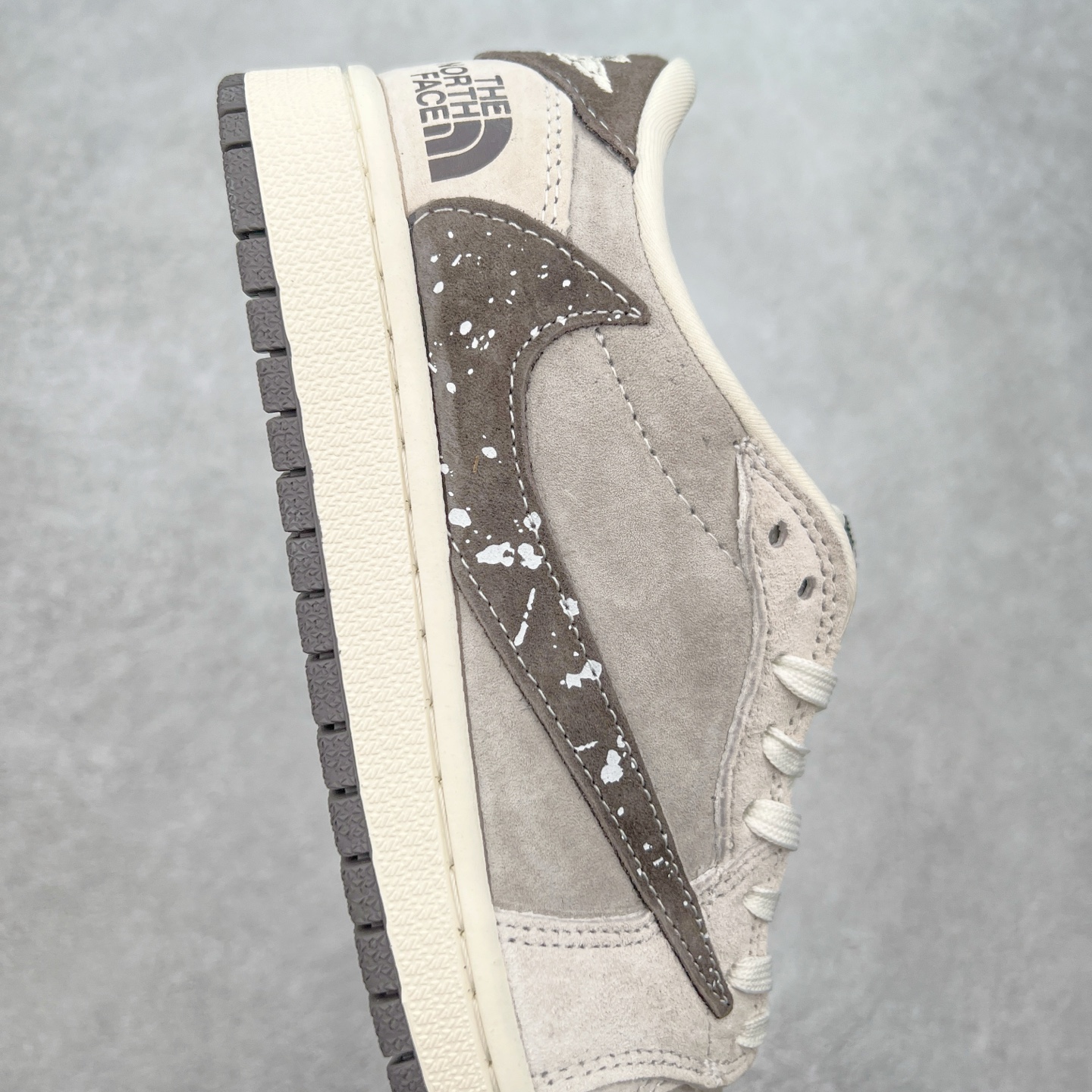 图片[6]-TS x Air Jordan AJ1 Low 倒钩低帮联名定制配色 XS2024-041 原厂内置气垫魔块 A模大底 头层小牛皮 鞋舌AJ原厂专用牛津布+AJ专用反口珍珠布+原厂无杂质高弹内里海棉+特殊封边弹力鞋带 实拍调校N版已经零色差零失真 百分百还原实物色彩所见即所得 不存在货不对板色差等低级问题 选购参考实物拍摄 不混卖不参货 只用心做好货严格选品 承诺混一赔十 尺码：36 36.5 37.5 38 38.5 39 40 40.5 41 42 42.5 43 44 44.5 45-选品中心