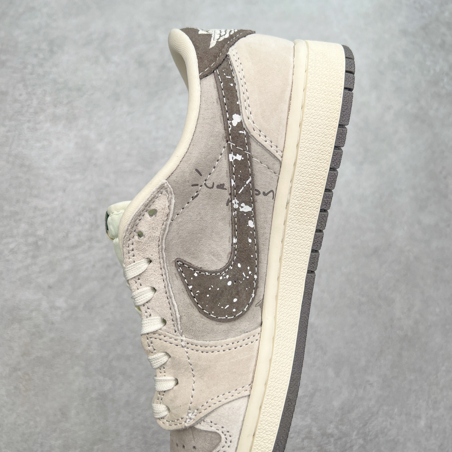 图片[7]-TS x Air Jordan AJ1 Low 倒钩低帮联名定制配色 XS2024-041 原厂内置气垫魔块 A模大底 头层小牛皮 鞋舌AJ原厂专用牛津布+AJ专用反口珍珠布+原厂无杂质高弹内里海棉+特殊封边弹力鞋带 实拍调校N版已经零色差零失真 百分百还原实物色彩所见即所得 不存在货不对板色差等低级问题 选购参考实物拍摄 不混卖不参货 只用心做好货严格选品 承诺混一赔十 尺码：36 36.5 37.5 38 38.5 39 40 40.5 41 42 42.5 43 44 44.5 45-选品中心