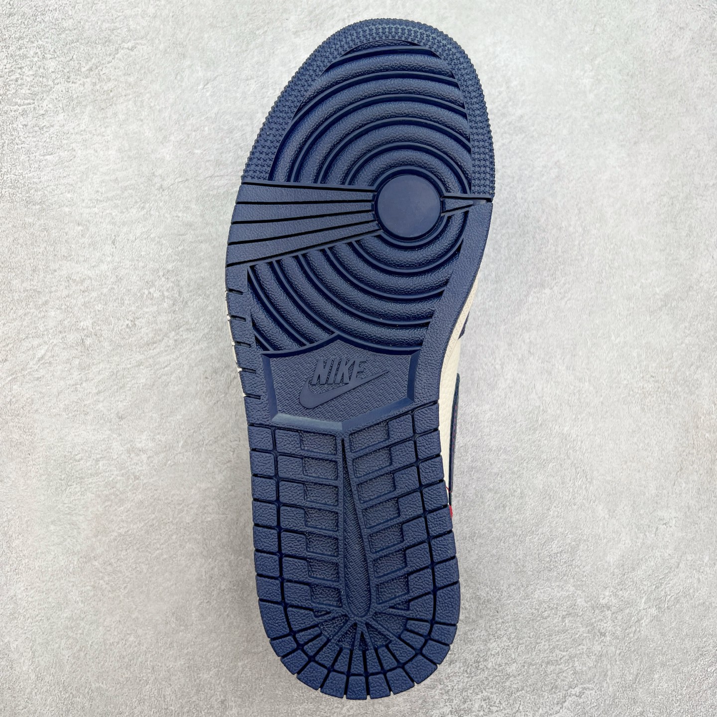 图片[9]-TS x Air Jordan AJ1 Low 倒钩低帮联名定制配色 SJ9950-051 原厂内置气垫魔块 A模大底 头层小牛皮 鞋舌AJ原厂专用牛津布+AJ专用反口珍珠布+原厂无杂质高弹内里海棉+特殊封边弹力鞋带 实拍调校N版已经零色差零失真 百分百还原实物色彩所见即所得 不存在货不对板色差等低级问题 选购参考实物拍摄 不混卖不参货 只用心做好货严格选品 承诺混一赔十 尺码：36 36.5 37.5 38 38.5 39 40 40.5 41 42 42.5 43 44 44.5 45-选品中心