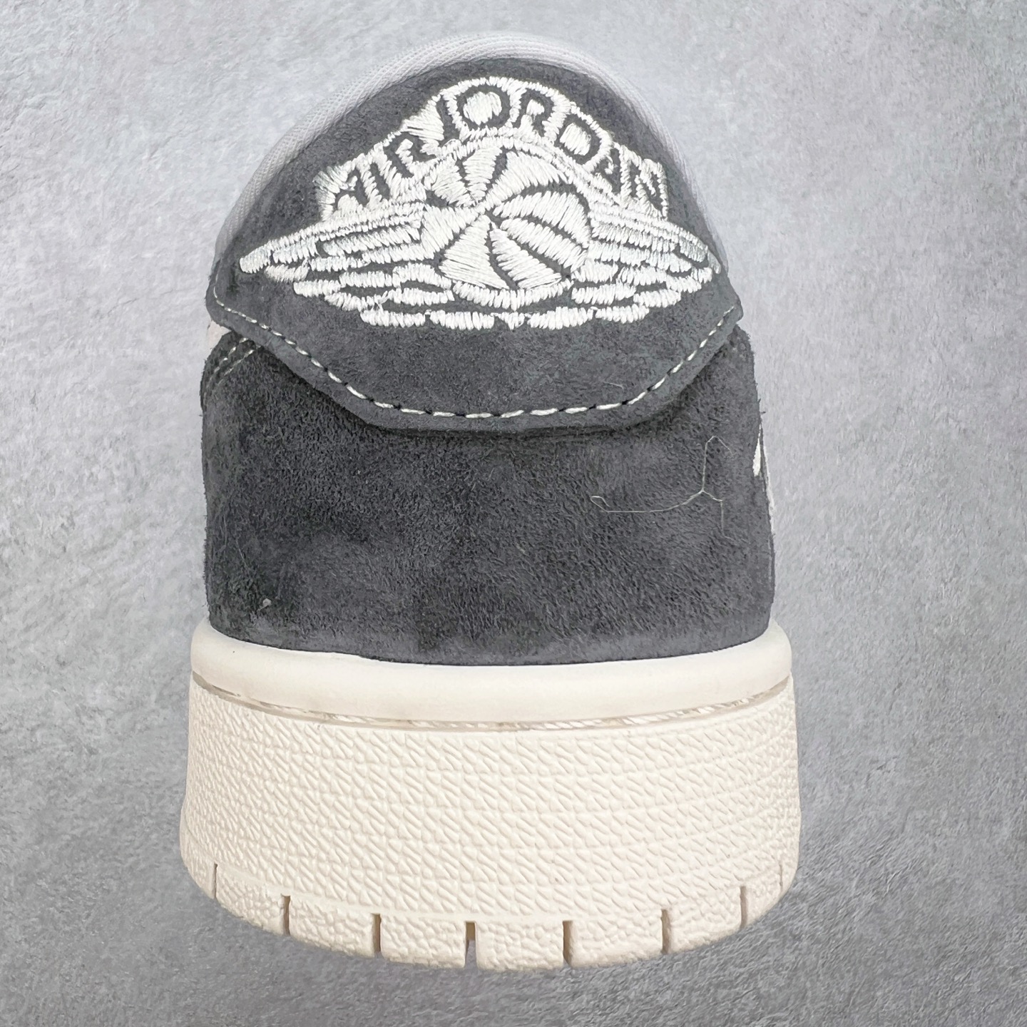 图片[8]-TS x Air Jordan AJ1 Low 倒钩低帮联名定制配色 XS6089-513 原厂内置气垫魔块 A模大底 头层小牛皮 鞋舌AJ原厂专用牛津布+AJ专用反口珍珠布+原厂无杂质高弹内里海棉+特殊封边弹力鞋带 实拍调校N版已经零色差零失真 百分百还原实物色彩所见即所得 不存在货不对板色差等低级问题 选购参考实物拍摄 不混卖不参货 只用心做好货严格选品 承诺混一赔十 尺码：36 36.5 37.5 38 38.5 39 40 40.5 41 42 42.5 43 44 44.5 45-选品中心