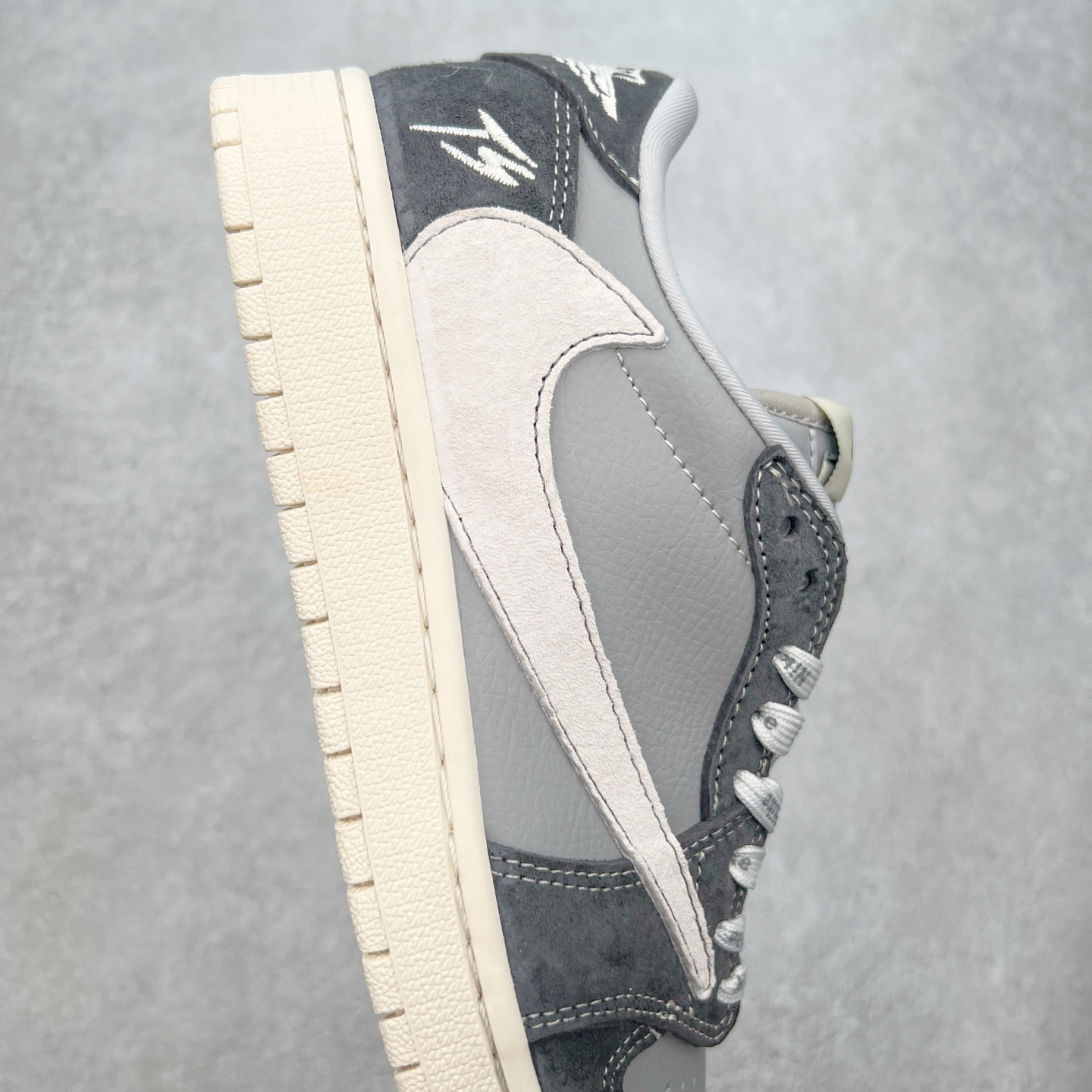 图片[6]-TS x Air Jordan AJ1 Low 倒钩低帮联名定制配色 XS6089-513 原厂内置气垫魔块 A模大底 头层小牛皮 鞋舌AJ原厂专用牛津布+AJ专用反口珍珠布+原厂无杂质高弹内里海棉+特殊封边弹力鞋带 实拍调校N版已经零色差零失真 百分百还原实物色彩所见即所得 不存在货不对板色差等低级问题 选购参考实物拍摄 不混卖不参货 只用心做好货严格选品 承诺混一赔十 尺码：36 36.5 37.5 38 38.5 39 40 40.5 41 42 42.5 43 44 44.5 45-选品中心