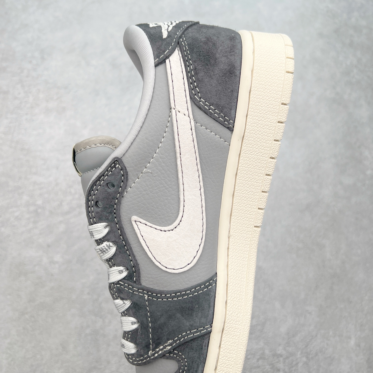 图片[7]-TS x Air Jordan AJ1 Low 倒钩低帮联名定制配色 XS6089-513 原厂内置气垫魔块 A模大底 头层小牛皮 鞋舌AJ原厂专用牛津布+AJ专用反口珍珠布+原厂无杂质高弹内里海棉+特殊封边弹力鞋带 实拍调校N版已经零色差零失真 百分百还原实物色彩所见即所得 不存在货不对板色差等低级问题 选购参考实物拍摄 不混卖不参货 只用心做好货严格选品 承诺混一赔十 尺码：36 36.5 37.5 38 38.5 39 40 40.5 41 42 42.5 43 44 44.5 45-选品中心