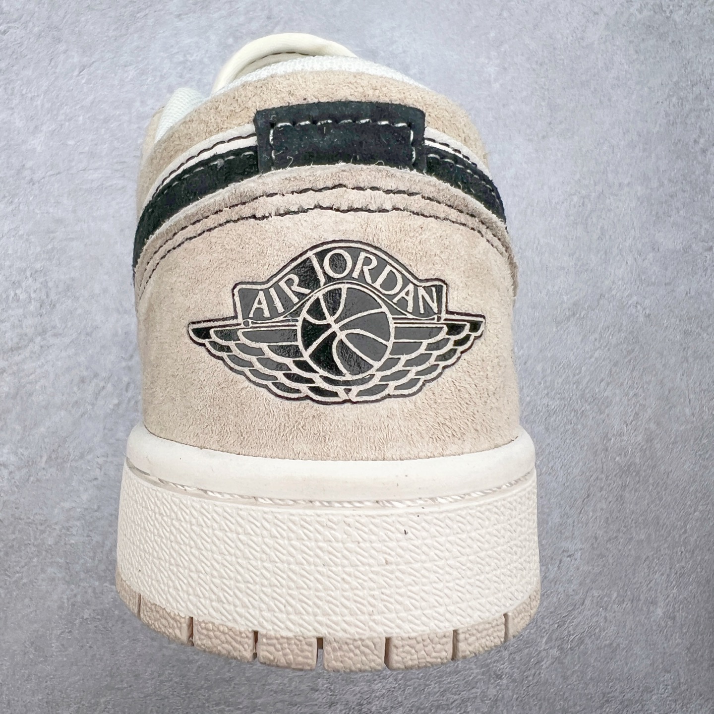 图片[8]-Air Jordan AJ1 Low 低帮定制 SJ9950-028 原厂内置气垫魔块 A模大底 头层小牛皮 鞋舌AJ原厂专用牛津布+AJ专用反口珍珠布+原厂无杂质高弹内里海棉+特殊封边弹力鞋带 尺码：36 36.5 37.5 38 38.5 39 40 40.5 41 42 42.5 43 44 44.5 45-选品中心