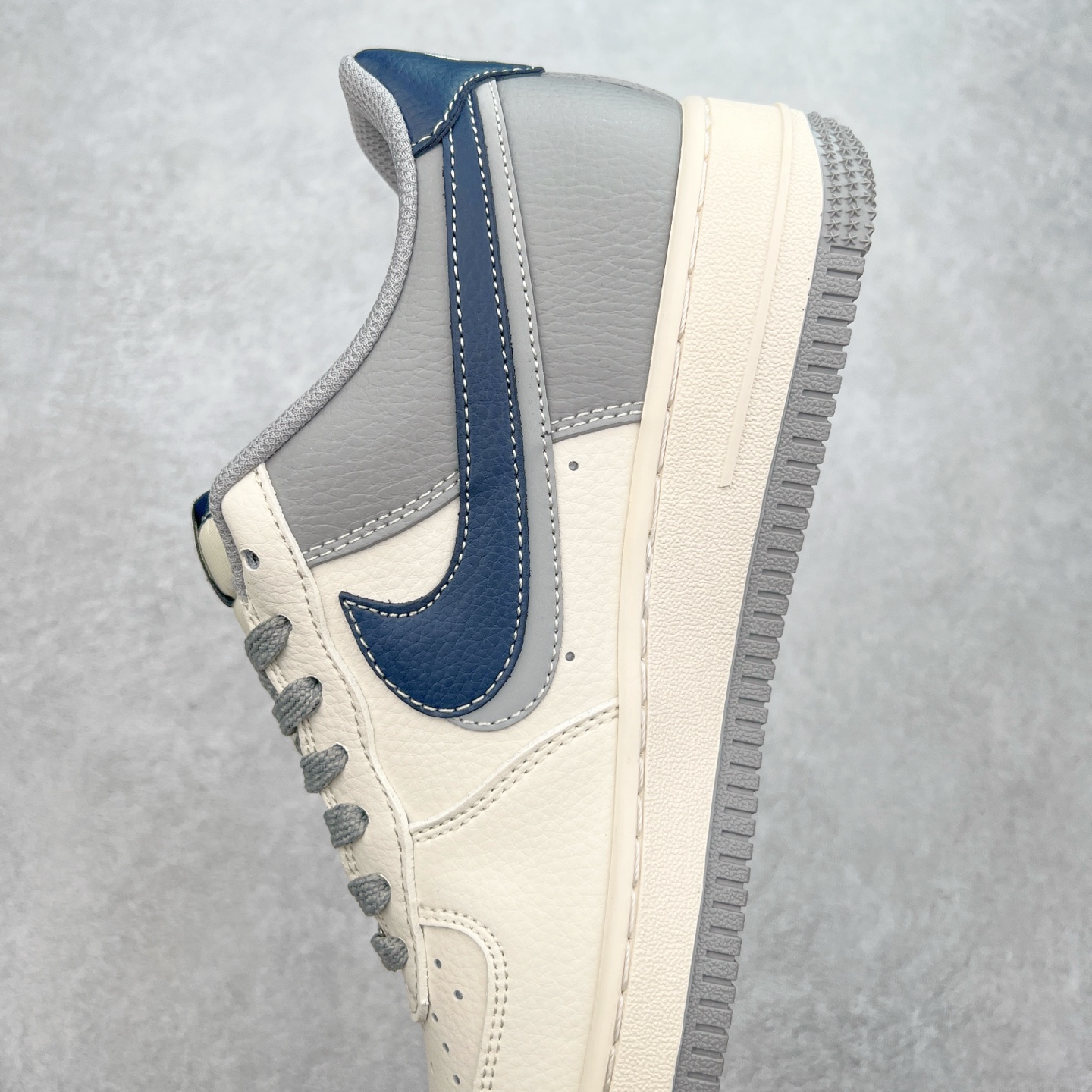 图片[7]-NK Air Force 1´07 Low 空军一号低帮百搭休闲运动板鞋 XS1958-520 柔软、弹性十足的缓震性能和出色的中底设计 横跨复古与现代的外型结合 造就出风靡全球 三十多年的Force 1 直到今天还深受青睐 实拍调校N版已经零色差零失真 百分百还原实物色彩所见即所得 不存在货不对板色差等低级问题 选购参考实物拍摄 不混卖不参货 只用心做好货严格选品 承诺混一赔十 尺码：36 36.5 37.5 38 38.5 39 40 40.5 41 42 42.5 43 44 44.5 45-选品中心