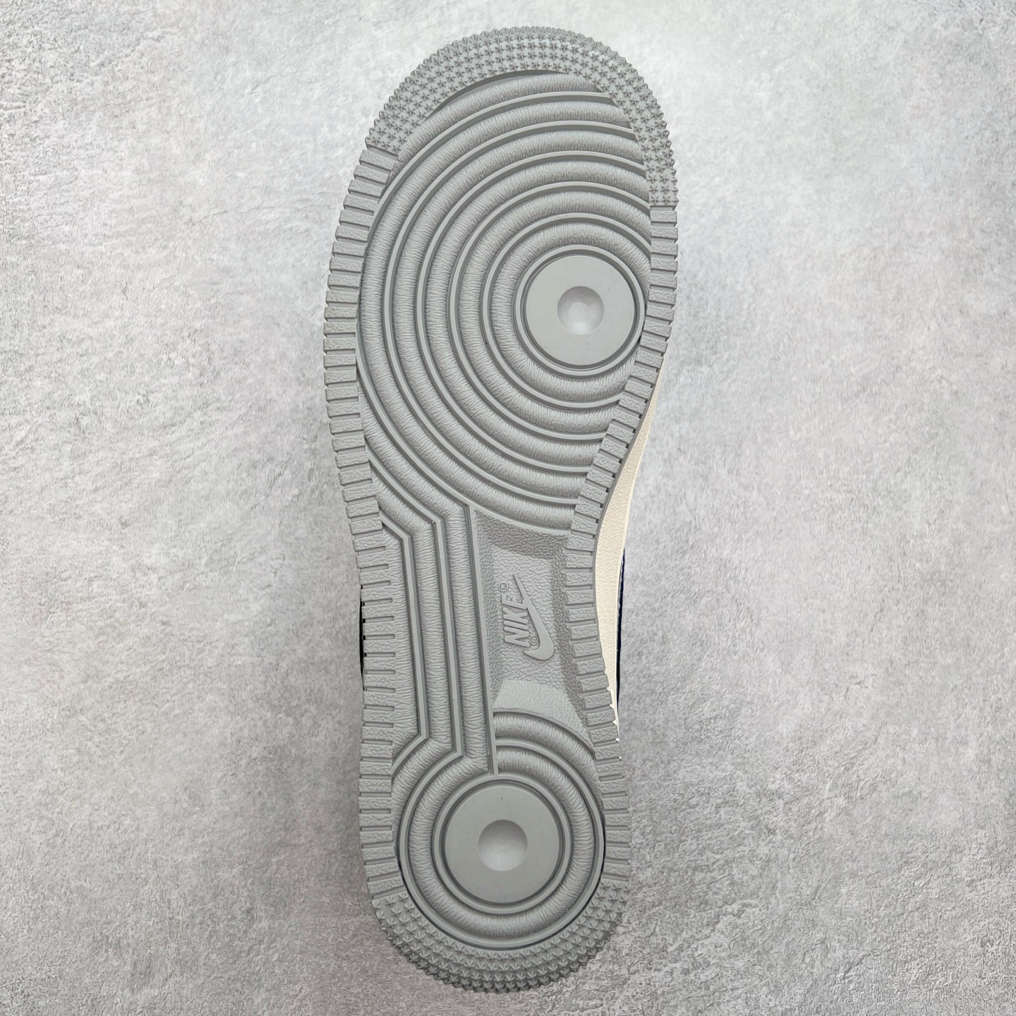 图片[9]-NK Air Force 1´07 Low 空军一号低帮百搭休闲运动板鞋 XS1958-520 柔软、弹性十足的缓震性能和出色的中底设计 横跨复古与现代的外型结合 造就出风靡全球 三十多年的Force 1 直到今天还深受青睐 实拍调校N版已经零色差零失真 百分百还原实物色彩所见即所得 不存在货不对板色差等低级问题 选购参考实物拍摄 不混卖不参货 只用心做好货严格选品 承诺混一赔十 尺码：36 36.5 37.5 38 38.5 39 40 40.5 41 42 42.5 43 44 44.5 45-选品中心