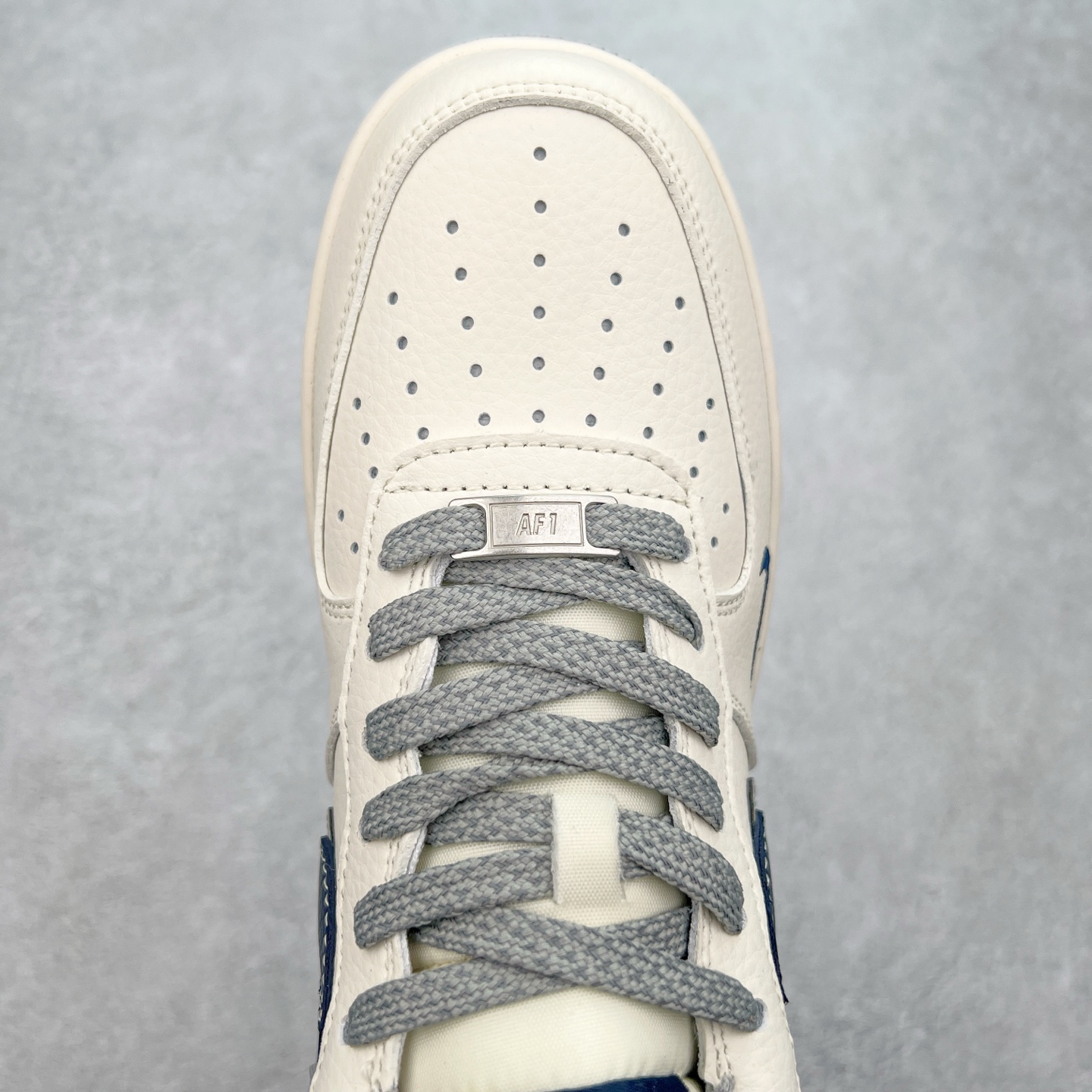 图片[4]-NK Air Force 1´07 Low 空军一号低帮百搭休闲运动板鞋 XS1958-520 柔软、弹性十足的缓震性能和出色的中底设计 横跨复古与现代的外型结合 造就出风靡全球 三十多年的Force 1 直到今天还深受青睐 实拍调校N版已经零色差零失真 百分百还原实物色彩所见即所得 不存在货不对板色差等低级问题 选购参考实物拍摄 不混卖不参货 只用心做好货严格选品 承诺混一赔十 尺码：36 36.5 37.5 38 38.5 39 40 40.5 41 42 42.5 43 44 44.5 45-选品中心