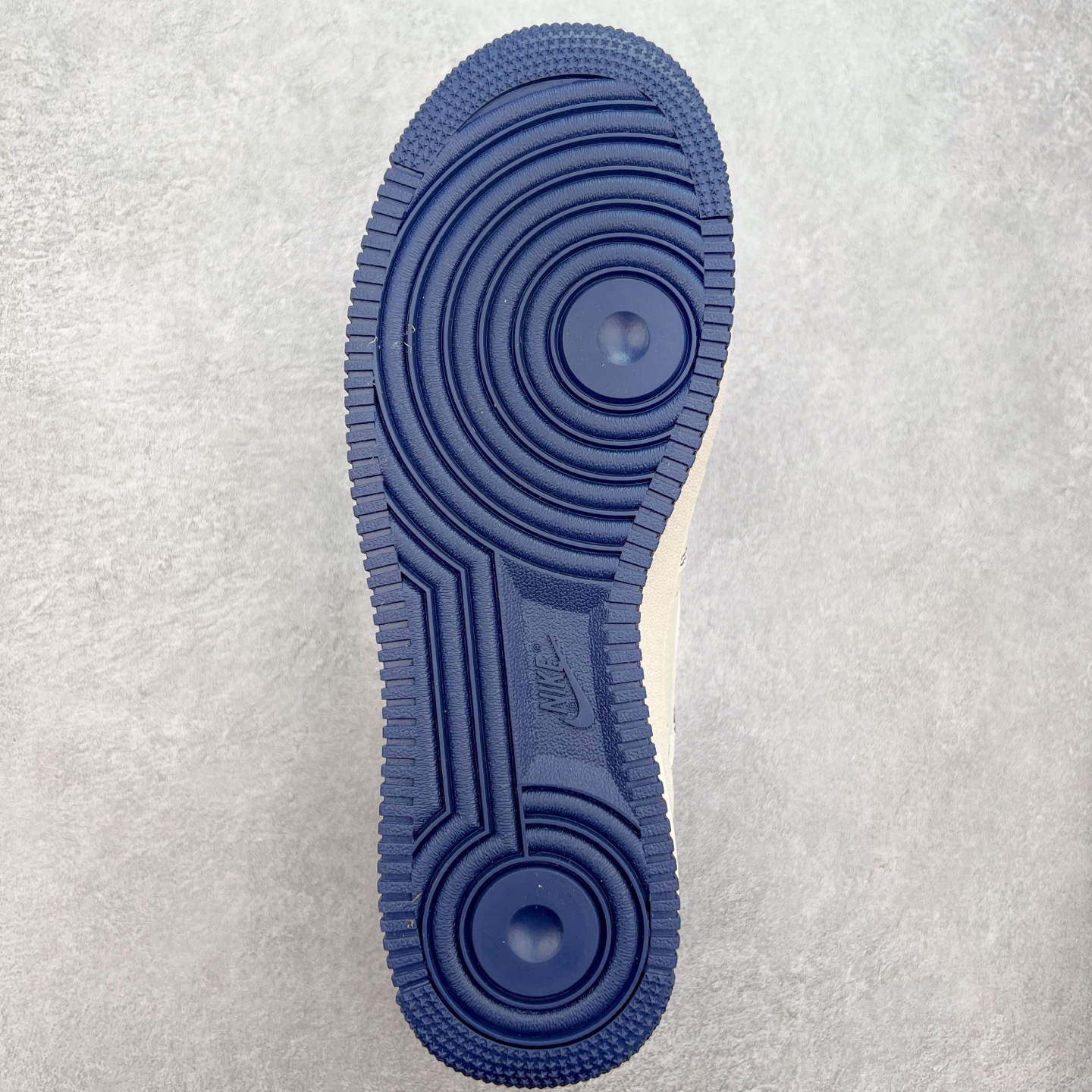 图片[9]-NK Air Force 1´07 Low 空军一号低帮百搭休闲运动板 HH7518-063 柔软、弹性十足的缓震性能和出色的中底设计 横跨复古与现代的外型结合 造就出风靡全球 三十多年的Force 1 直到今天还深受青睐 实拍调校N版已经零色差零失真 百分百还原实物色彩所见即所得 不存在货不对板色差等低级问题 选购参考实物拍摄 不混卖不参货 只用心做好货严格选品 承诺混一赔十 尺码：36 36.5 37.5 38 38.5 39 40 40.5 41 42 42.5 43 44 44.5 45-选品中心