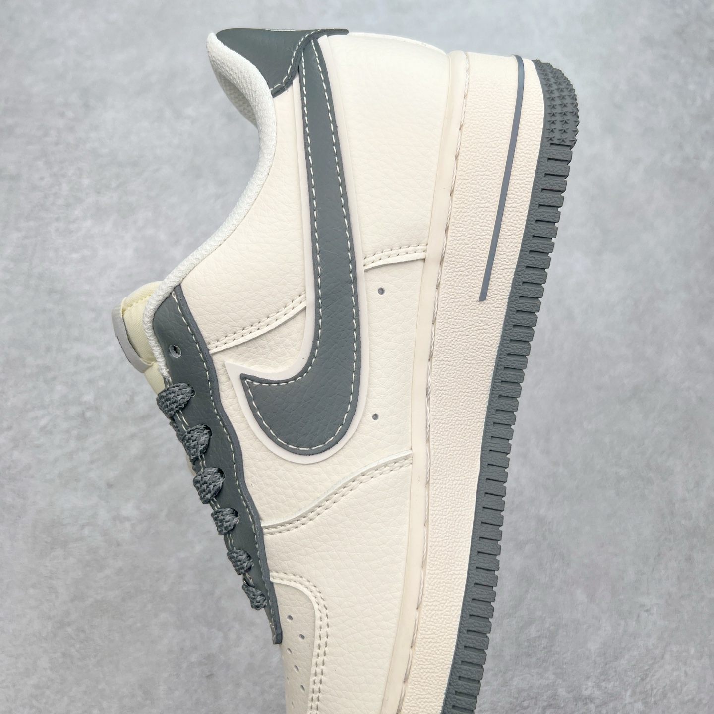 图片[7]-NK Air Force 1´07 Low 空军一号低帮百搭休闲运动板鞋 XZ6188-226 柔软、弹性十足的缓震性能和出色的中底设计 横跨复古与现代的外型结合 造就出风靡全球 三十多年的Force 1 直到今天还深受青睐 实拍调校N版已经零色差零失真 百分百还原实物色彩所见即所得 不存在货不对板色差等低级问题 选购参考实物拍摄 不混卖不参货 只用心做好货严格选品 承诺混一赔十 尺码：36 36.5 37.5 38 38.5 39 40 40.5 41 42 42.5 43 44 44.5 45-选品中心