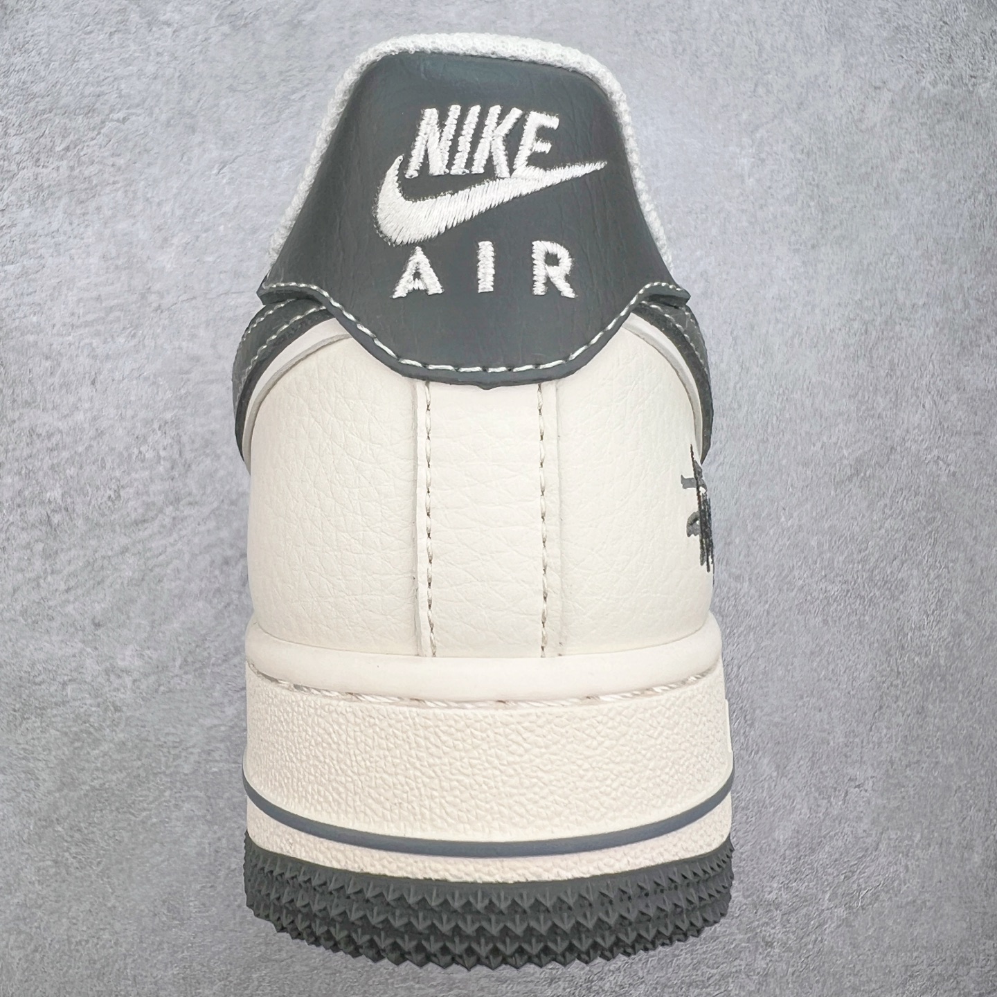 图片[8]-NK Air Force 1´07 Low 空军一号低帮百搭休闲运动板鞋 XZ6188-226 柔软、弹性十足的缓震性能和出色的中底设计 横跨复古与现代的外型结合 造就出风靡全球 三十多年的Force 1 直到今天还深受青睐 实拍调校N版已经零色差零失真 百分百还原实物色彩所见即所得 不存在货不对板色差等低级问题 选购参考实物拍摄 不混卖不参货 只用心做好货严格选品 承诺混一赔十 尺码：36 36.5 37.5 38 38.5 39 40 40.5 41 42 42.5 43 44 44.5 45-选品中心