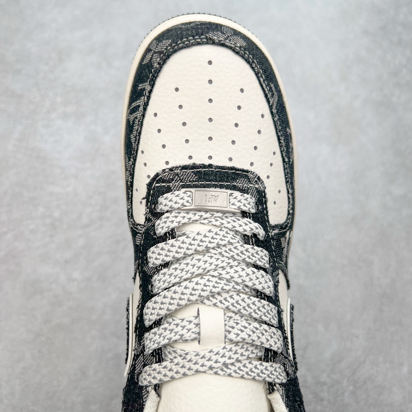 图片[4]-NK Air Force 1´07 Low 空军一号低帮百搭休闲运动板鞋 SJ2088-002 柔软、弹性十足的缓震性能和出色的中底设计 横跨复古与现代的外型结合 造就出风靡全球 三十多年的Force 1 直到今天还深受青睐 实拍调校N版已经零色差零失真 百分百还原实物色彩所见即所得 不存在货不对板色差等低级问题 选购参考实物拍摄 不混卖不参货 只用心做好货严格选品 承诺混一赔十 尺码：36 36.5 37.5 38 38.5 39 40 40.5 41 42 42.5 43 44 44.5 45-选品中心