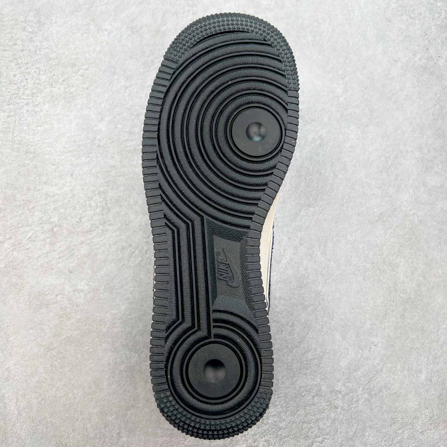 图片[9]-NK Air Force 1´07 Low 空军一号低帮百搭休闲运动板鞋 SJ2088-002 柔软、弹性十足的缓震性能和出色的中底设计 横跨复古与现代的外型结合 造就出风靡全球 三十多年的Force 1 直到今天还深受青睐 实拍调校N版已经零色差零失真 百分百还原实物色彩所见即所得 不存在货不对板色差等低级问题 选购参考实物拍摄 不混卖不参货 只用心做好货严格选品 承诺混一赔十 尺码：36 36.5 37.5 38 38.5 39 40 40.5 41 42 42.5 43 44 44.5 45-选品中心