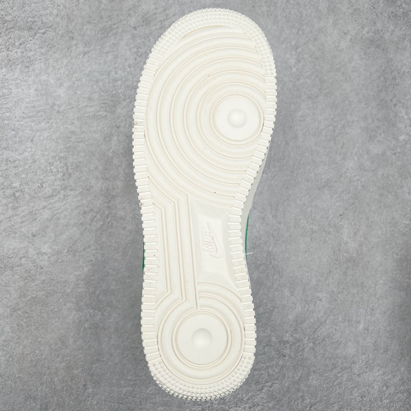 图片[9]-NK Air Force 1´07 Low 空军一号低帮百搭休闲运动板鞋 NO0244-027 柔软、弹性十足的缓震性能和出色的中底设计 横跨复古与现代的外型结合 造就出风靡全球 三十多年的Force 1 直到今天还深受青睐 实拍调校N版已经零色差零失真 百分百还原实物色彩所见即所得 不存在货不对板色差等低级问题 选购参考实物拍摄 不混卖不参货 只用心做好货严格选品 承诺混一赔十 尺码：36 36.5 37.5 38 38.5 39 40 40.5 41 42 42.5 43 44 44.5 45-选品中心