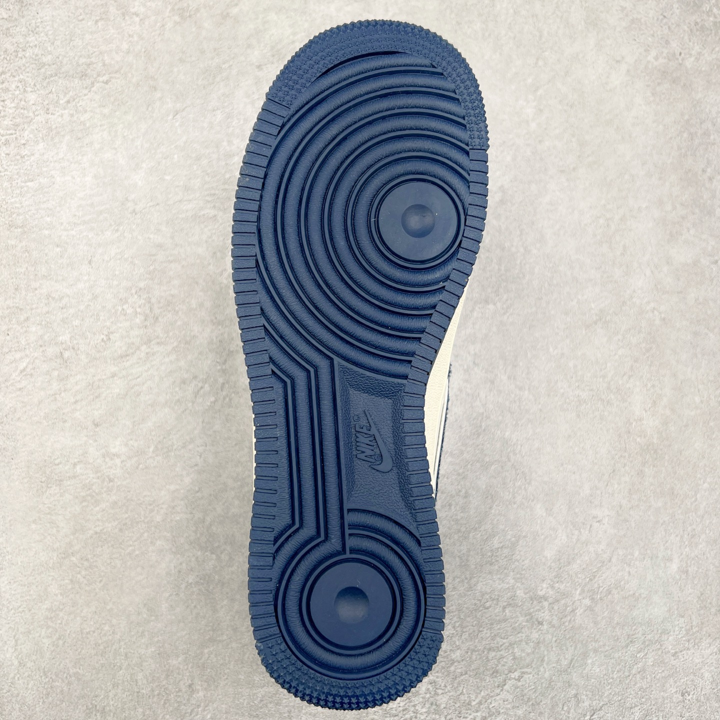 图片[9]-NK Air Force 1´07 Low 空军一号低帮百搭休闲运动板鞋 SJ6698-002 柔软、弹性十足的缓震性能和出色的中底设计 横跨复古与现代的外型结合 造就出风靡全球 三十多年的Force 1 直到今天还深受青睐 实拍调校N版已经零色差零失真 百分百还原实物色彩所见即所得 不存在货不对板色差等低级问题 选购参考实物拍摄 不混卖不参货 只用心做好货严格选品 承诺混一赔十 尺码：36 36.5 37.5 38 38.5 39 40 40.5 41 42 42.5 43 44 44.5 45-选品中心