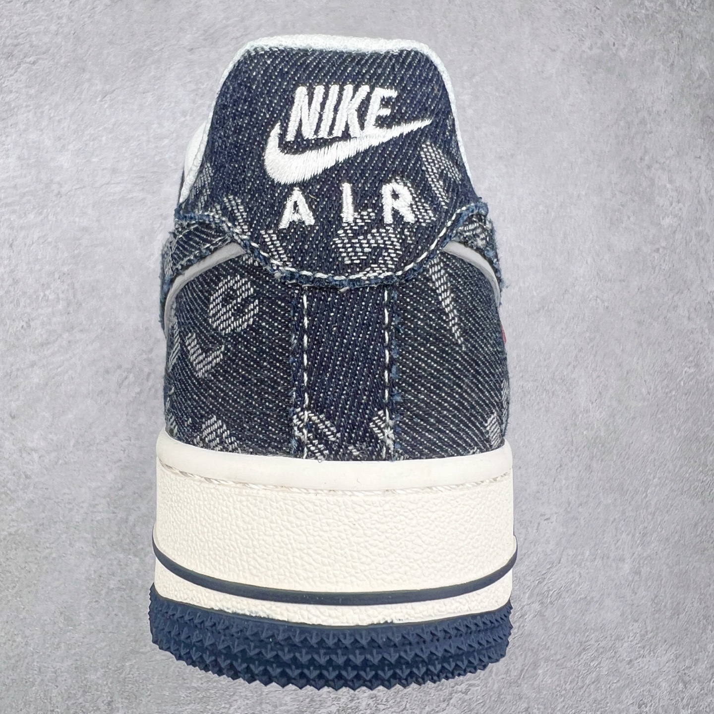 图片[8]-NK Air Force 1´07 Low 空军一号低帮百搭休闲运动板鞋 SJ6698-002 柔软、弹性十足的缓震性能和出色的中底设计 横跨复古与现代的外型结合 造就出风靡全球 三十多年的Force 1 直到今天还深受青睐 实拍调校N版已经零色差零失真 百分百还原实物色彩所见即所得 不存在货不对板色差等低级问题 选购参考实物拍摄 不混卖不参货 只用心做好货严格选品 承诺混一赔十 尺码：36 36.5 37.5 38 38.5 39 40 40.5 41 42 42.5 43 44 44.5 45-选品中心