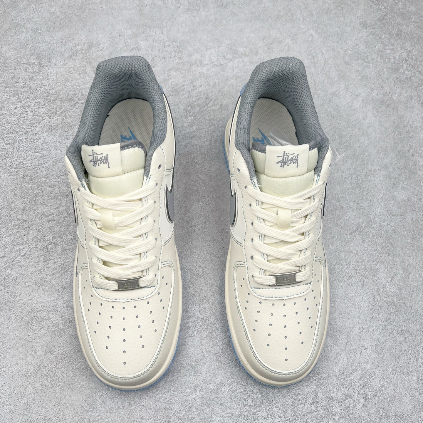 图片[2]-NK Air Force 1´07 Low 空军一号低帮百搭休闲运动板鞋 XS1958-517 柔软、弹性十足的缓震性能和出色的中底设计 横跨复古与现代的外型结合 造就出风靡全球 三十多年的Force 1 直到今天还深受青睐 实拍调校N版已经零色差零失真 百分百还原实物色彩所见即所得 不存在货不对板色差等低级问题 选购参考实物拍摄 不混卖不参货 只用心做好货严格选品 承诺混一赔十 尺码：36 36.5 37.5 38 38.5 39 40 40.5 41 42 42.5 43 44 44.5 45-选品中心