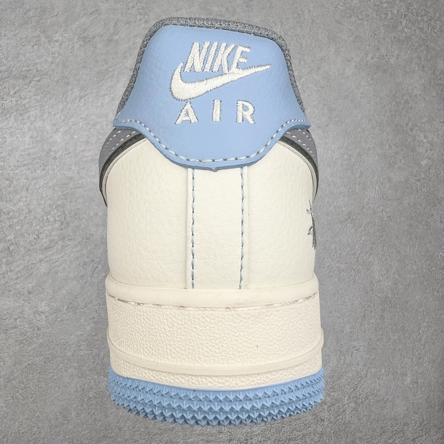 图片[8]-NK Air Force 1´07 Low 空军一号低帮百搭休闲运动板鞋 XS1958-517 柔软、弹性十足的缓震性能和出色的中底设计 横跨复古与现代的外型结合 造就出风靡全球 三十多年的Force 1 直到今天还深受青睐 实拍调校N版已经零色差零失真 百分百还原实物色彩所见即所得 不存在货不对板色差等低级问题 选购参考实物拍摄 不混卖不参货 只用心做好货严格选品 承诺混一赔十 尺码：36 36.5 37.5 38 38.5 39 40 40.5 41 42 42.5 43 44 44.5 45-选品中心