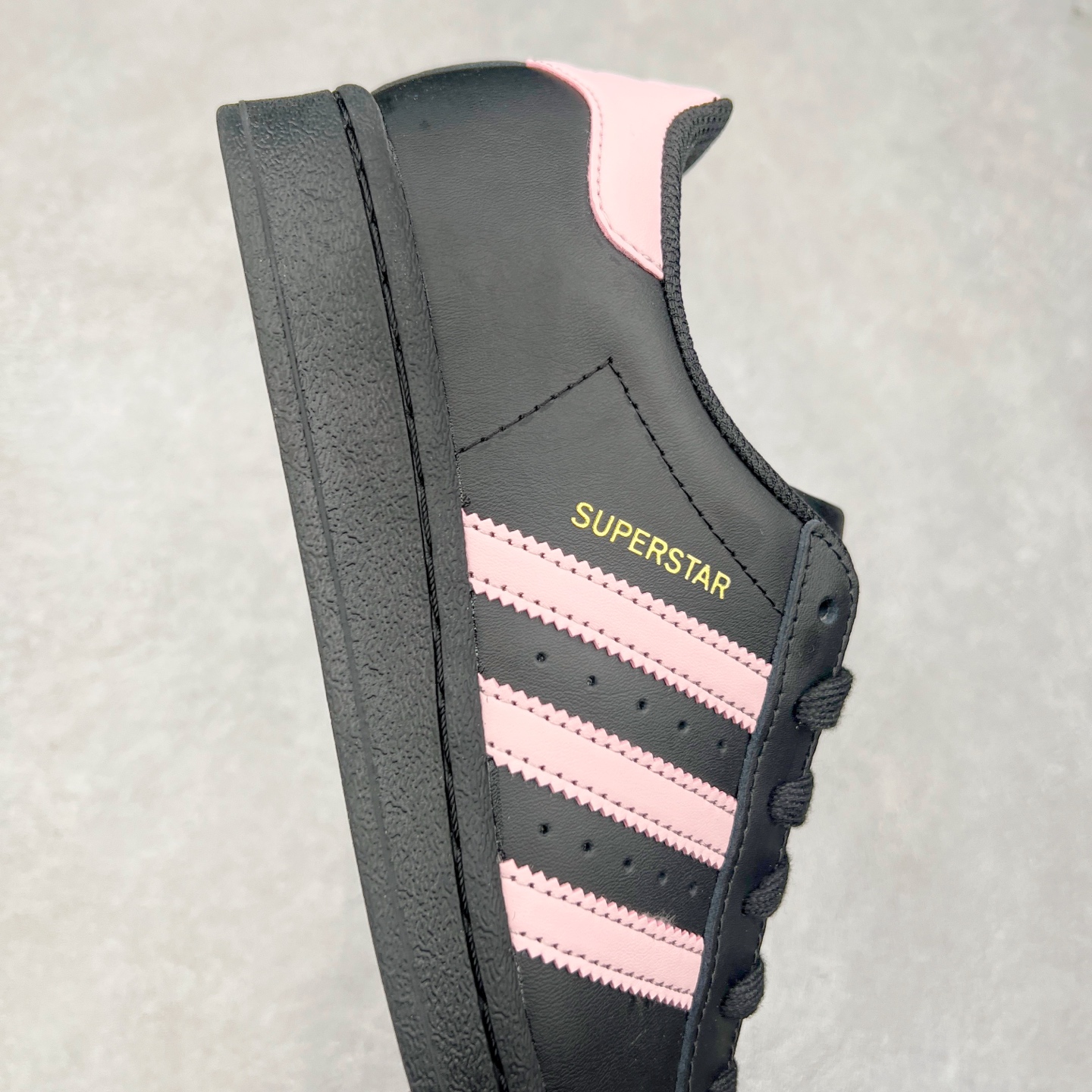 图片[6]-AD Originals Superstar 经典复古贝壳头板鞋 EG4959 诞生于1969年 是第一双将全皮面鞋 身与橡胶鞋头结合在一起的低帮篮球鞋 Superstar最开始 是作为高帮篮球鞋Pro Model的低帮版本而出现的 但因为其独特和醒目的橡胶鞋头造型而让大家熟知 被大家形象地称为\\\”shelltoe\\\”贝壳头 在70年代的美国职业篮球场上 接近3/4的NBA球员都将这双Superstar作为场上用鞋 80年代之后 经过不断的改良和发展 Superstar逐渐成为横跨时装、音乐、街头文化、休闲和运动等各大领域的时尚潮鞋 尺码：36 36.5 37 38 38.5 39 40 40.5 41 42 42.5 43 44 44.5 45-选品中心