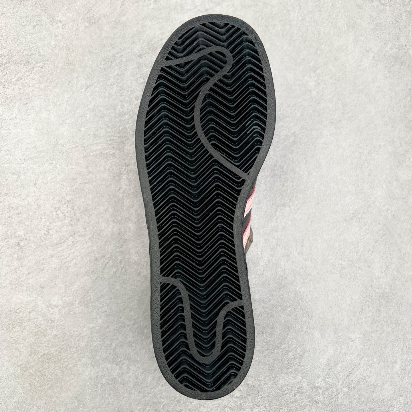 图片[9]-AD Originals Superstar 经典复古贝壳头板鞋 EG4959 诞生于1969年 是第一双将全皮面鞋 身与橡胶鞋头结合在一起的低帮篮球鞋 Superstar最开始 是作为高帮篮球鞋Pro Model的低帮版本而出现的 但因为其独特和醒目的橡胶鞋头造型而让大家熟知 被大家形象地称为\\\”shelltoe\\\”贝壳头 在70年代的美国职业篮球场上 接近3/4的NBA球员都将这双Superstar作为场上用鞋 80年代之后 经过不断的改良和发展 Superstar逐渐成为横跨时装、音乐、街头文化、休闲和运动等各大领域的时尚潮鞋 尺码：36 36.5 37 38 38.5 39 40 40.5 41 42 42.5 43 44 44.5 45-选品中心