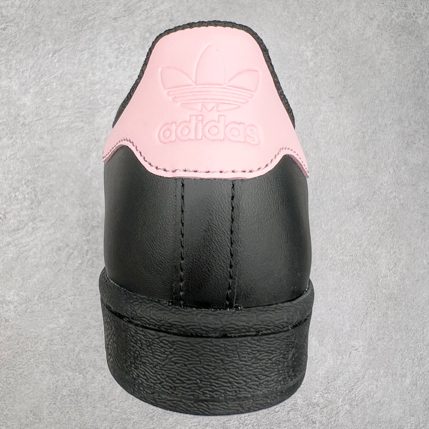 图片[8]-AD Originals Superstar 经典复古贝壳头板鞋 EG4959 诞生于1969年 是第一双将全皮面鞋 身与橡胶鞋头结合在一起的低帮篮球鞋 Superstar最开始 是作为高帮篮球鞋Pro Model的低帮版本而出现的 但因为其独特和醒目的橡胶鞋头造型而让大家熟知 被大家形象地称为\\\”shelltoe\\\”贝壳头 在70年代的美国职业篮球场上 接近3/4的NBA球员都将这双Superstar作为场上用鞋 80年代之后 经过不断的改良和发展 Superstar逐渐成为横跨时装、音乐、街头文化、休闲和运动等各大领域的时尚潮鞋 尺码：36 36.5 37 38 38.5 39 40 40.5 41 42 42.5 43 44 44.5 45-选品中心