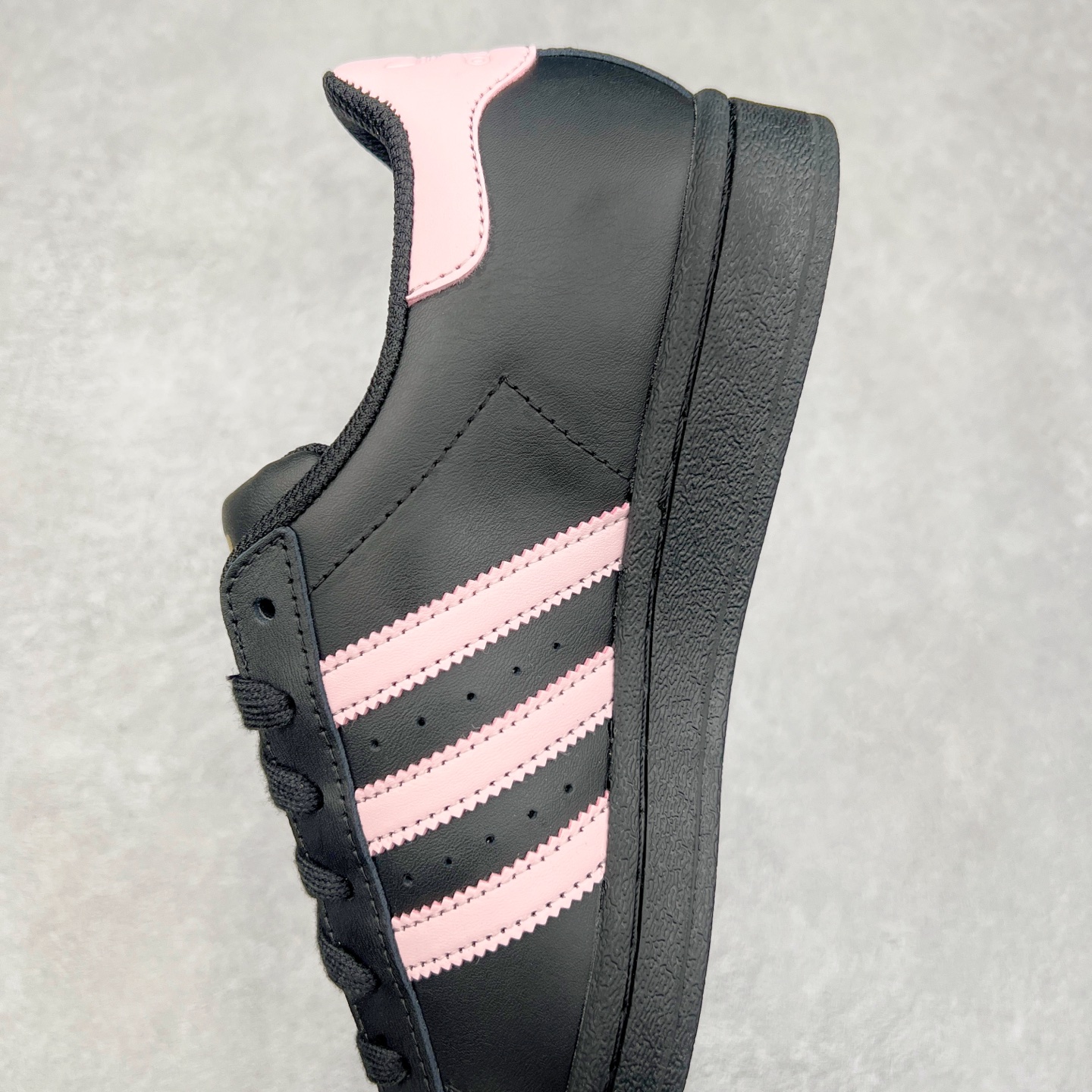 图片[7]-AD Originals Superstar 经典复古贝壳头板鞋 EG4959 诞生于1969年 是第一双将全皮面鞋 身与橡胶鞋头结合在一起的低帮篮球鞋 Superstar最开始 是作为高帮篮球鞋Pro Model的低帮版本而出现的 但因为其独特和醒目的橡胶鞋头造型而让大家熟知 被大家形象地称为\\\”shelltoe\\\”贝壳头 在70年代的美国职业篮球场上 接近3/4的NBA球员都将这双Superstar作为场上用鞋 80年代之后 经过不断的改良和发展 Superstar逐渐成为横跨时装、音乐、街头文化、休闲和运动等各大领域的时尚潮鞋 尺码：36 36.5 37 38 38.5 39 40 40.5 41 42 42.5 43 44 44.5 45-选品中心