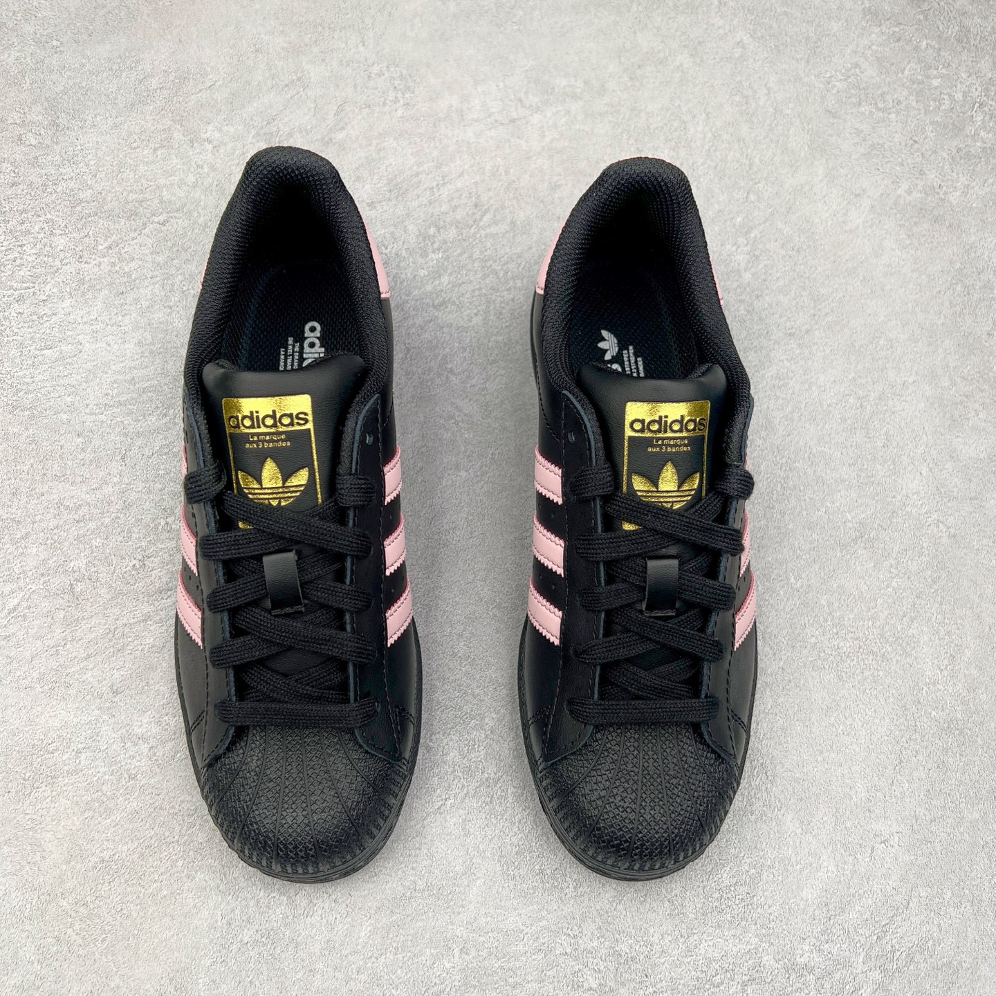 图片[2]-AD Originals Superstar 经典复古贝壳头板鞋 EG4959 诞生于1969年 是第一双将全皮面鞋 身与橡胶鞋头结合在一起的低帮篮球鞋 Superstar最开始 是作为高帮篮球鞋Pro Model的低帮版本而出现的 但因为其独特和醒目的橡胶鞋头造型而让大家熟知 被大家形象地称为\\\”shelltoe\\\”贝壳头 在70年代的美国职业篮球场上 接近3/4的NBA球员都将这双Superstar作为场上用鞋 80年代之后 经过不断的改良和发展 Superstar逐渐成为横跨时装、音乐、街头文化、休闲和运动等各大领域的时尚潮鞋 尺码：36 36.5 37 38 38.5 39 40 40.5 41 42 42.5 43 44 44.5 45-选品中心