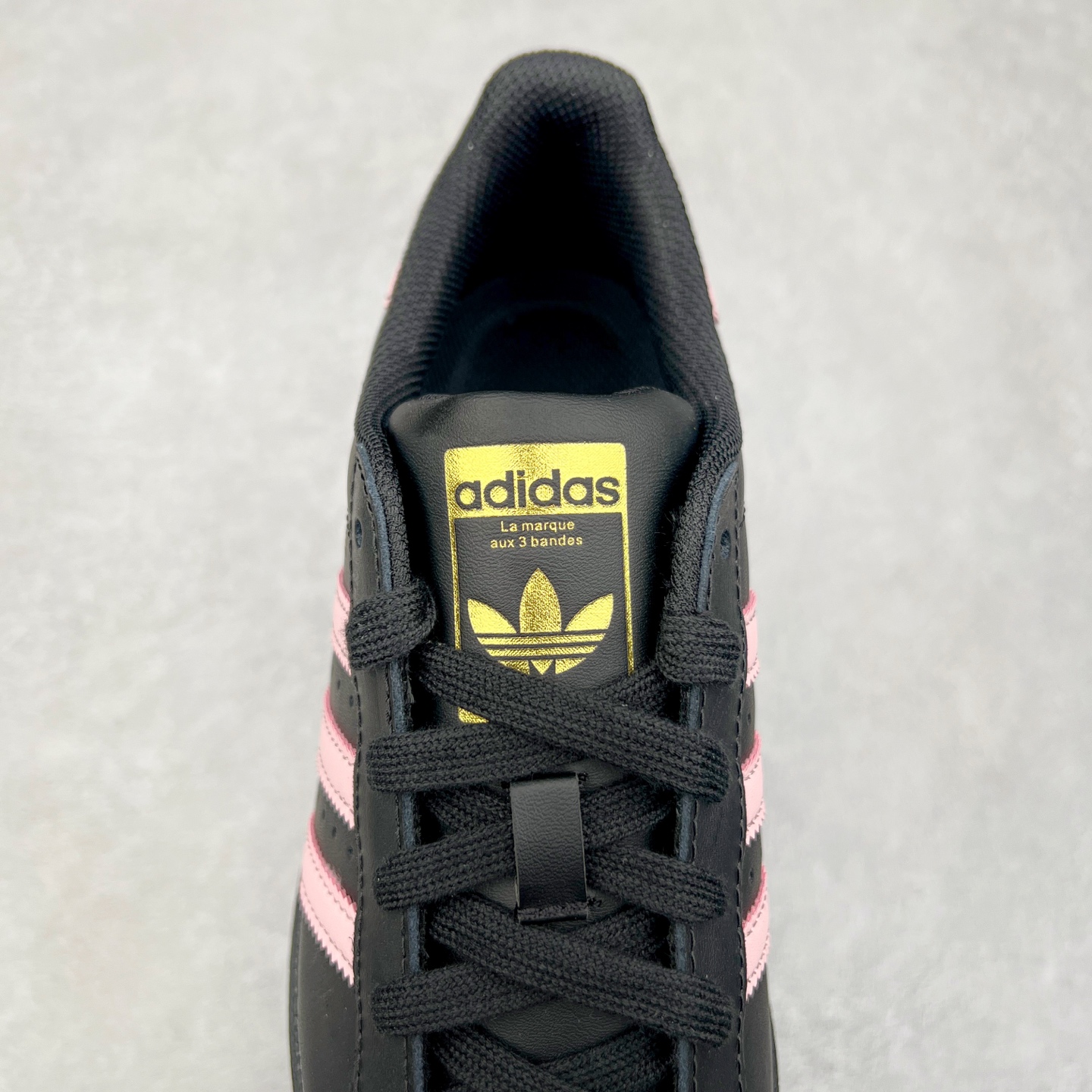 图片[5]-AD Originals Superstar 经典复古贝壳头板鞋 EG4959 诞生于1969年 是第一双将全皮面鞋 身与橡胶鞋头结合在一起的低帮篮球鞋 Superstar最开始 是作为高帮篮球鞋Pro Model的低帮版本而出现的 但因为其独特和醒目的橡胶鞋头造型而让大家熟知 被大家形象地称为\\\”shelltoe\\\”贝壳头 在70年代的美国职业篮球场上 接近3/4的NBA球员都将这双Superstar作为场上用鞋 80年代之后 经过不断的改良和发展 Superstar逐渐成为横跨时装、音乐、街头文化、休闲和运动等各大领域的时尚潮鞋 尺码：36 36.5 37 38 38.5 39 40 40.5 41 42 42.5 43 44 44.5 45-选品中心