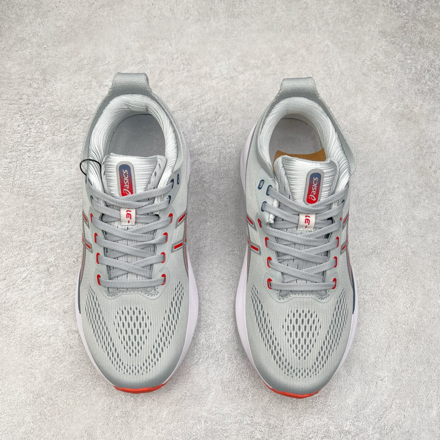 图片[2]-Asics Gel-Kayano 31 亚瑟士卡亚诺31代低帮专业有氧超轻量休闲运动全能慢跑鞋全球知名运动品牌ASICS正式推出新款GEL-KAYANO 31跑鞋，旨在通过全新稳定结构以提升产品可适性，满足跑者的足部稳定需求，让每一位跑者从起跑到结束都能够感受到焕然一新的稳定性与舒适性，从而帮助更多人找到身心平衡，获得自在舒适的健康生活方式。秉持着ASICS亚瑟士的设计哲学，全新一代GEL-KAYANO 31应运而生。为进一步升级产品的稳定性，GEL-KAYANO 31采用了全新4D引导系统，通过内侧稳定装置提升可适性，满足足部稳定需求，帮助足弓迅速返回到平衡位置。作为基于生物力学研究打造的全新稳定结构，4D引导系统不仅提升了跑鞋对双脚的支撑性，它还将人体不同的运动状态纳入设计考量，帮助跑者在多种跑动强度下获得充足的稳定性和理想的舒适度。尺码：36 37 37.5 38 39.5 40 40.5 41.5 42 42.5 43.5 44 44.5 45-选品中心