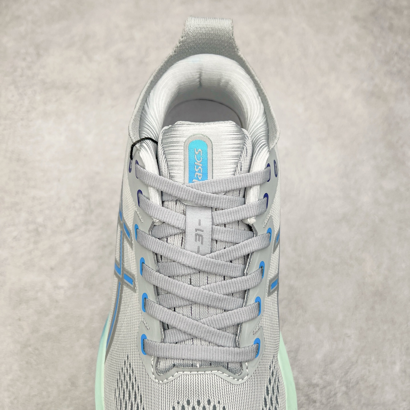 图片[5]-Asics Gel-Kayano 31 亚瑟士卡亚诺31代低帮专业有氧超轻量休闲运动全能慢跑鞋全球知名运动品牌ASICS正式推出新款GEL-KAYANO 31跑鞋，旨在通过全新稳定结构以提升产品可适性，满足跑者的足部稳定需求，让每一位跑者从起跑到结束都能够感受到焕然一新的稳定性与舒适性，从而帮助更多人找到身心平衡，获得自在舒适的健康生活方式。秉持着ASICS亚瑟士的设计哲学，全新一代GEL-KAYANO 31应运而生。为进一步升级产品的稳定性，GEL-KAYANO 31采用了全新4D引导系统，通过内侧稳定装置提升可适性，满足足部稳定需求，帮助足弓迅速返回到平衡位置。作为基于生物力学研究打造的全新稳定结构，4D引导系统不仅提升了跑鞋对双脚的支撑性，它还将人体不同的运动状态纳入设计考量，帮助跑者在多种跑动强度下获得充足的稳定性和理想的舒适度。尺码：36 37 37.5 38 39.5 40 40.5 41.5 42 42.5 43.5 44 44.5 45-选品中心