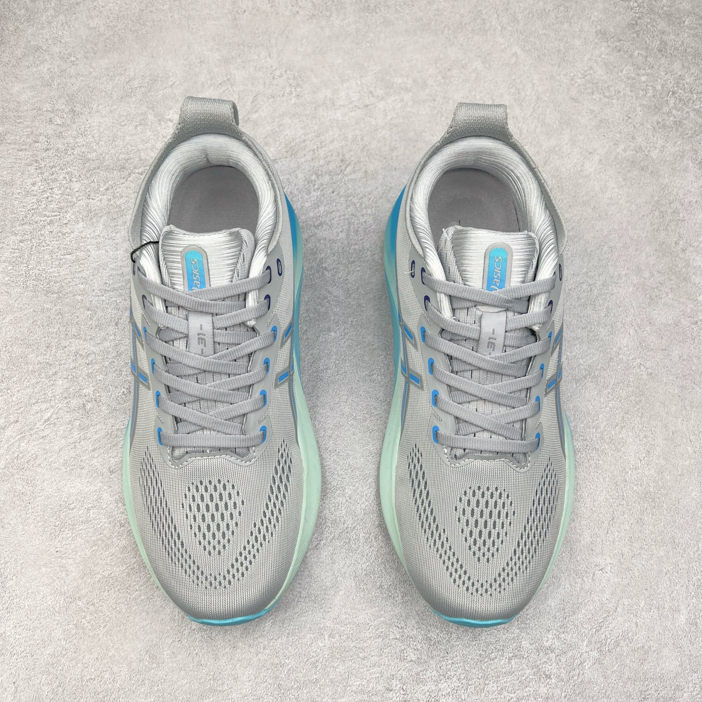 图片[2]-Asics Gel-Kayano 31 亚瑟士卡亚诺31代低帮专业有氧超轻量休闲运动全能慢跑鞋全球知名运动品牌ASICS正式推出新款GEL-KAYANO 31跑鞋，旨在通过全新稳定结构以提升产品可适性，满足跑者的足部稳定需求，让每一位跑者从起跑到结束都能够感受到焕然一新的稳定性与舒适性，从而帮助更多人找到身心平衡，获得自在舒适的健康生活方式。秉持着ASICS亚瑟士的设计哲学，全新一代GEL-KAYANO 31应运而生。为进一步升级产品的稳定性，GEL-KAYANO 31采用了全新4D引导系统，通过内侧稳定装置提升可适性，满足足部稳定需求，帮助足弓迅速返回到平衡位置。作为基于生物力学研究打造的全新稳定结构，4D引导系统不仅提升了跑鞋对双脚的支撑性，它还将人体不同的运动状态纳入设计考量，帮助跑者在多种跑动强度下获得充足的稳定性和理想的舒适度。尺码：36 37 37.5 38 39.5 40 40.5 41.5 42 42.5 43.5 44 44.5 45-选品中心