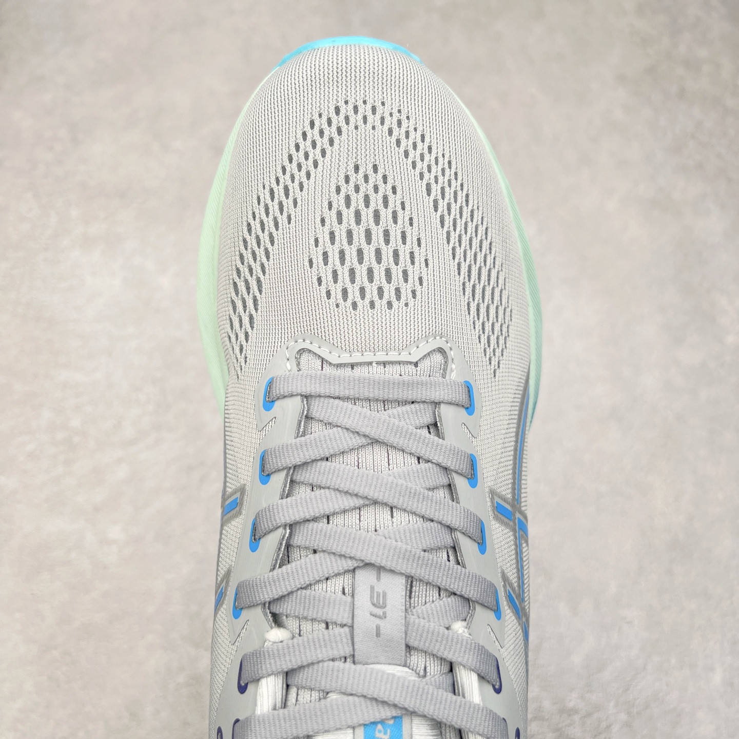 图片[4]-Asics Gel-Kayano 31 亚瑟士卡亚诺31代低帮专业有氧超轻量休闲运动全能慢跑鞋全球知名运动品牌ASICS正式推出新款GEL-KAYANO 31跑鞋，旨在通过全新稳定结构以提升产品可适性，满足跑者的足部稳定需求，让每一位跑者从起跑到结束都能够感受到焕然一新的稳定性与舒适性，从而帮助更多人找到身心平衡，获得自在舒适的健康生活方式。秉持着ASICS亚瑟士的设计哲学，全新一代GEL-KAYANO 31应运而生。为进一步升级产品的稳定性，GEL-KAYANO 31采用了全新4D引导系统，通过内侧稳定装置提升可适性，满足足部稳定需求，帮助足弓迅速返回到平衡位置。作为基于生物力学研究打造的全新稳定结构，4D引导系统不仅提升了跑鞋对双脚的支撑性，它还将人体不同的运动状态纳入设计考量，帮助跑者在多种跑动强度下获得充足的稳定性和理想的舒适度。尺码：36 37 37.5 38 39.5 40 40.5 41.5 42 42.5 43.5 44 44.5 45-选品中心