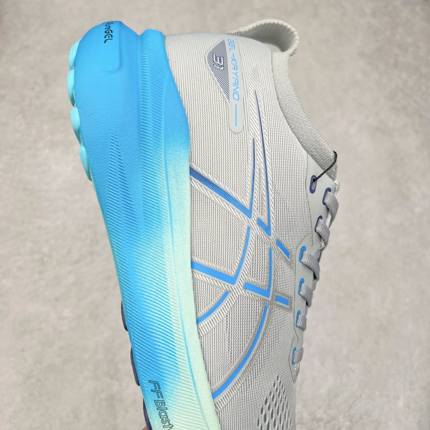 图片[6]-Asics Gel-Kayano 31 亚瑟士卡亚诺31代低帮专业有氧超轻量休闲运动全能慢跑鞋全球知名运动品牌ASICS正式推出新款GEL-KAYANO 31跑鞋，旨在通过全新稳定结构以提升产品可适性，满足跑者的足部稳定需求，让每一位跑者从起跑到结束都能够感受到焕然一新的稳定性与舒适性，从而帮助更多人找到身心平衡，获得自在舒适的健康生活方式。秉持着ASICS亚瑟士的设计哲学，全新一代GEL-KAYANO 31应运而生。为进一步升级产品的稳定性，GEL-KAYANO 31采用了全新4D引导系统，通过内侧稳定装置提升可适性，满足足部稳定需求，帮助足弓迅速返回到平衡位置。作为基于生物力学研究打造的全新稳定结构，4D引导系统不仅提升了跑鞋对双脚的支撑性，它还将人体不同的运动状态纳入设计考量，帮助跑者在多种跑动强度下获得充足的稳定性和理想的舒适度。尺码：36 37 37.5 38 39.5 40 40.5 41.5 42 42.5 43.5 44 44.5 45-选品中心