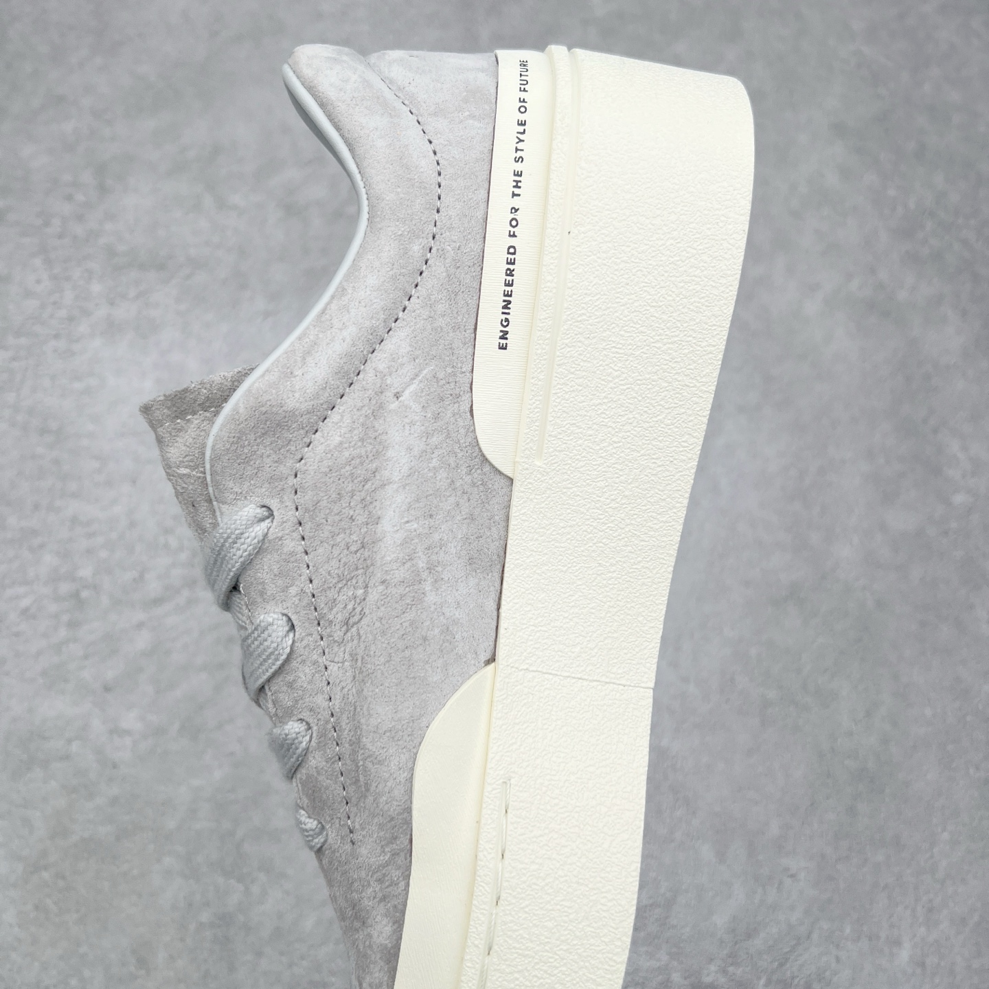 图片[7]-＃纯原 AD Labcourt 百搭休闲轻松舒适耐磨透气低帮板鞋 JS0555 FOG平替单品 鞋面使用了绒毛麂皮 鞋面和鞋底连接处使用了包边处理 看起来更加精致有型 内里也使用了光滑的优质皮革 鞋垫上的LOGO彰显品牌身份 鞋子后脚跟处的英文 ENDINEERED FOR THE STYLE OF FUTURE译为 为未来的风格而设计 尺码：35.5 36 36.5 37 38 38.5 39 40 40.5 41 42 42.5 43 44 44.5 45-选品中心