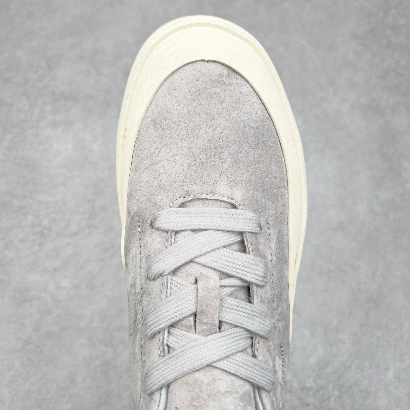 图片[4]-＃纯原 AD Labcourt 百搭休闲轻松舒适耐磨透气低帮板鞋 JS0555 FOG平替单品 鞋面使用了绒毛麂皮 鞋面和鞋底连接处使用了包边处理 看起来更加精致有型 内里也使用了光滑的优质皮革 鞋垫上的LOGO彰显品牌身份 鞋子后脚跟处的英文 ENDINEERED FOR THE STYLE OF FUTURE译为 为未来的风格而设计 尺码：35.5 36 36.5 37 38 38.5 39 40 40.5 41 42 42.5 43 44 44.5 45-选品中心