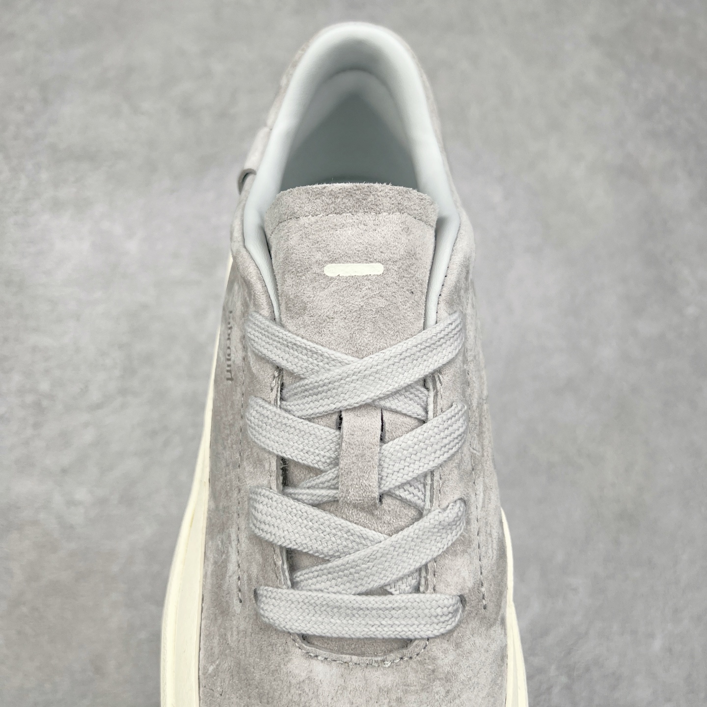 图片[5]-＃纯原 AD Labcourt 百搭休闲轻松舒适耐磨透气低帮板鞋 JS0555 FOG平替单品 鞋面使用了绒毛麂皮 鞋面和鞋底连接处使用了包边处理 看起来更加精致有型 内里也使用了光滑的优质皮革 鞋垫上的LOGO彰显品牌身份 鞋子后脚跟处的英文 ENDINEERED FOR THE STYLE OF FUTURE译为 为未来的风格而设计 尺码：35.5 36 36.5 37 38 38.5 39 40 40.5 41 42 42.5 43 44 44.5 45-选品中心