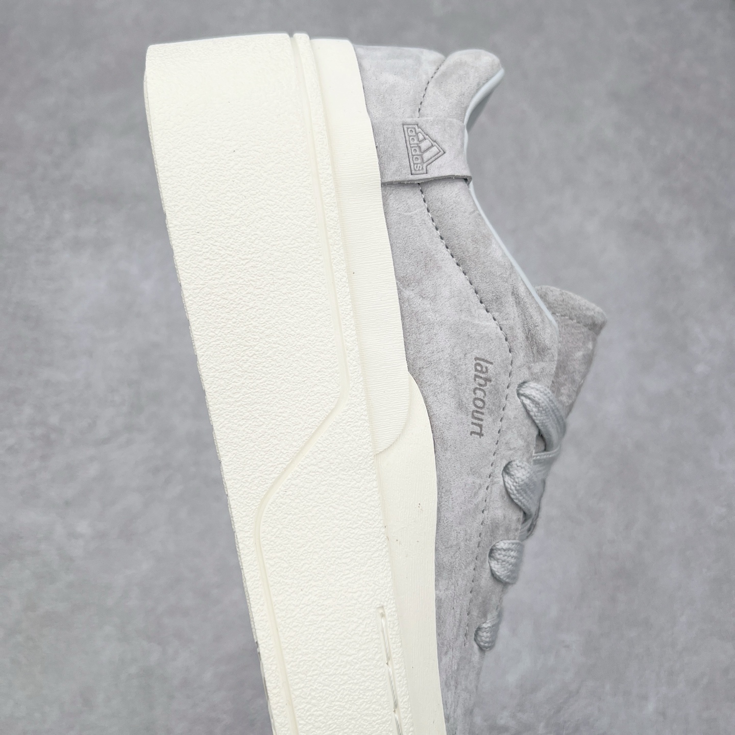 图片[6]-＃纯原 AD Labcourt 百搭休闲轻松舒适耐磨透气低帮板鞋 JS0555 FOG平替单品 鞋面使用了绒毛麂皮 鞋面和鞋底连接处使用了包边处理 看起来更加精致有型 内里也使用了光滑的优质皮革 鞋垫上的LOGO彰显品牌身份 鞋子后脚跟处的英文 ENDINEERED FOR THE STYLE OF FUTURE译为 为未来的风格而设计 尺码：35.5 36 36.5 37 38 38.5 39 40 40.5 41 42 42.5 43 44 44.5 45-选品中心