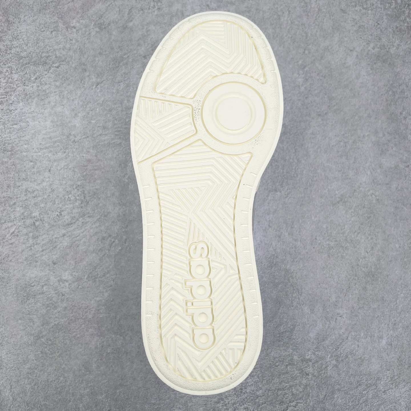 图片[9]-＃纯原 AD Labcourt 百搭休闲轻松舒适耐磨透气低帮板鞋 JS0555 FOG平替单品 鞋面使用了绒毛麂皮 鞋面和鞋底连接处使用了包边处理 看起来更加精致有型 内里也使用了光滑的优质皮革 鞋垫上的LOGO彰显品牌身份 鞋子后脚跟处的英文 ENDINEERED FOR THE STYLE OF FUTURE译为 为未来的风格而设计 尺码：35.5 36 36.5 37 38 38.5 39 40 40.5 41 42 42.5 43 44 44.5 45-选品中心