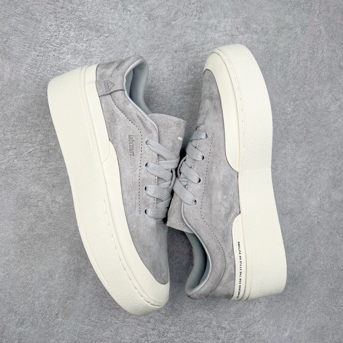 图片[3]-＃纯原 AD Labcourt 百搭休闲轻松舒适耐磨透气低帮板鞋 JS0555 FOG平替单品 鞋面使用了绒毛麂皮 鞋面和鞋底连接处使用了包边处理 看起来更加精致有型 内里也使用了光滑的优质皮革 鞋垫上的LOGO彰显品牌身份 鞋子后脚跟处的英文 ENDINEERED FOR THE STYLE OF FUTURE译为 为未来的风格而设计 尺码：35.5 36 36.5 37 38 38.5 39 40 40.5 41 42 42.5 43 44 44.5 45-选品中心