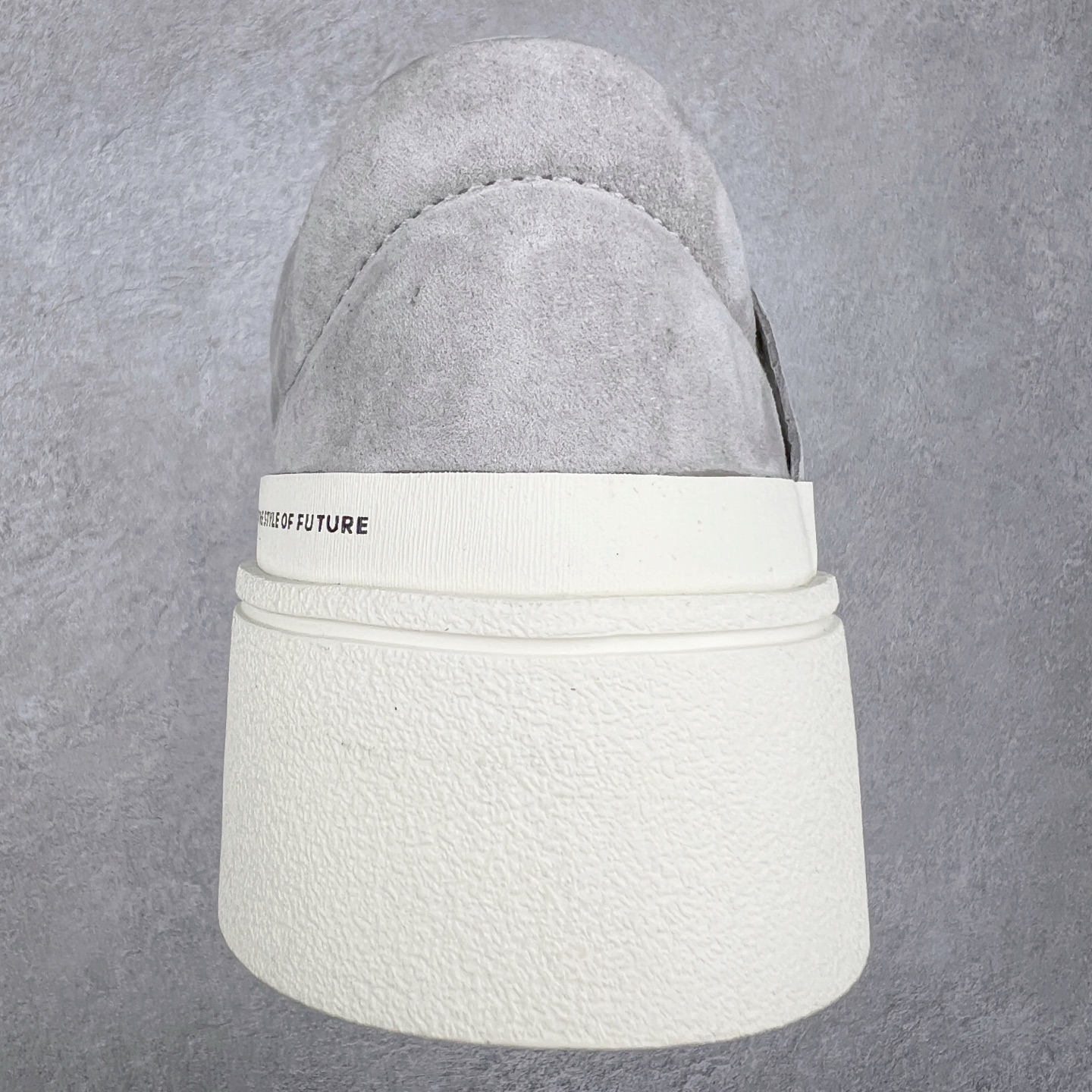 图片[8]-＃纯原 AD Labcourt 百搭休闲轻松舒适耐磨透气低帮板鞋 JS0555 FOG平替单品 鞋面使用了绒毛麂皮 鞋面和鞋底连接处使用了包边处理 看起来更加精致有型 内里也使用了光滑的优质皮革 鞋垫上的LOGO彰显品牌身份 鞋子后脚跟处的英文 ENDINEERED FOR THE STYLE OF FUTURE译为 为未来的风格而设计 尺码：35.5 36 36.5 37 38 38.5 39 40 40.5 41 42 42.5 43 44 44.5 45-选品中心